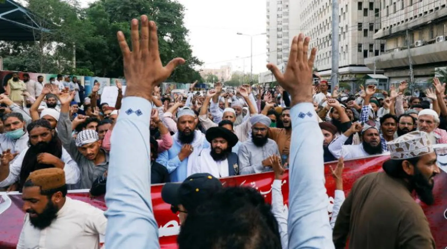 Fransız büyükelçinin sınır dışı edilmesi çağrısında bulunan protestolar sırasında TLP destekçileri (Reuters)