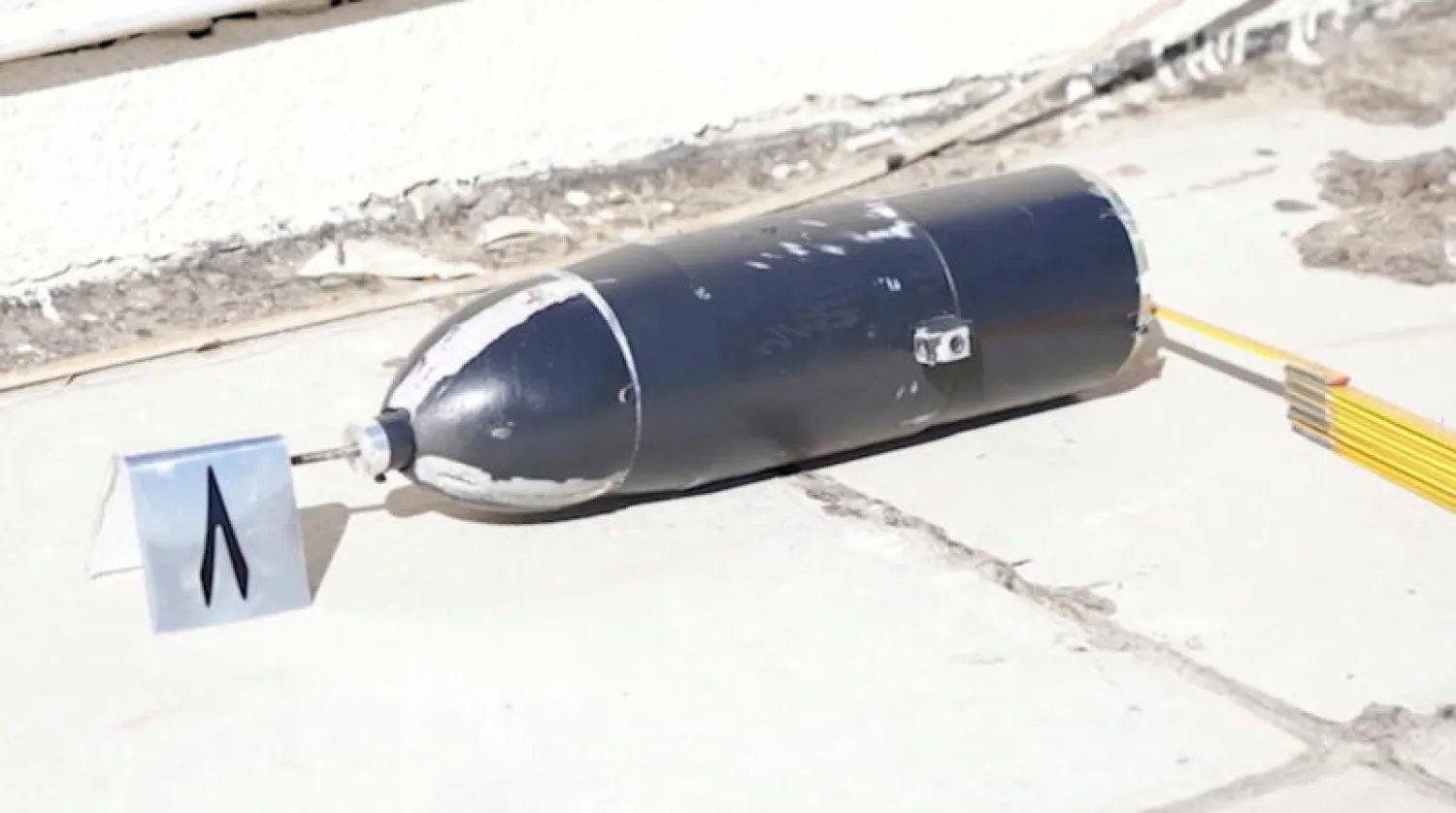 أحد الصواريخ المستخدمة في محاولة اغتيال رئيس الحكومة العراقية مصطفى الكاظمي (رويترز)