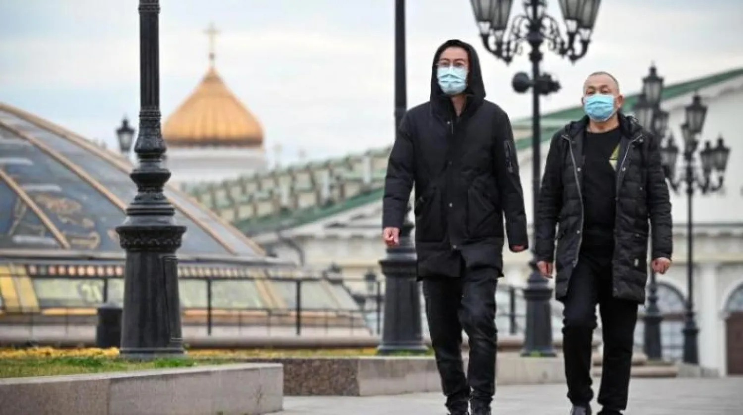 شخصان يضعان كمامتين في موسكو (أ.ف.ب)