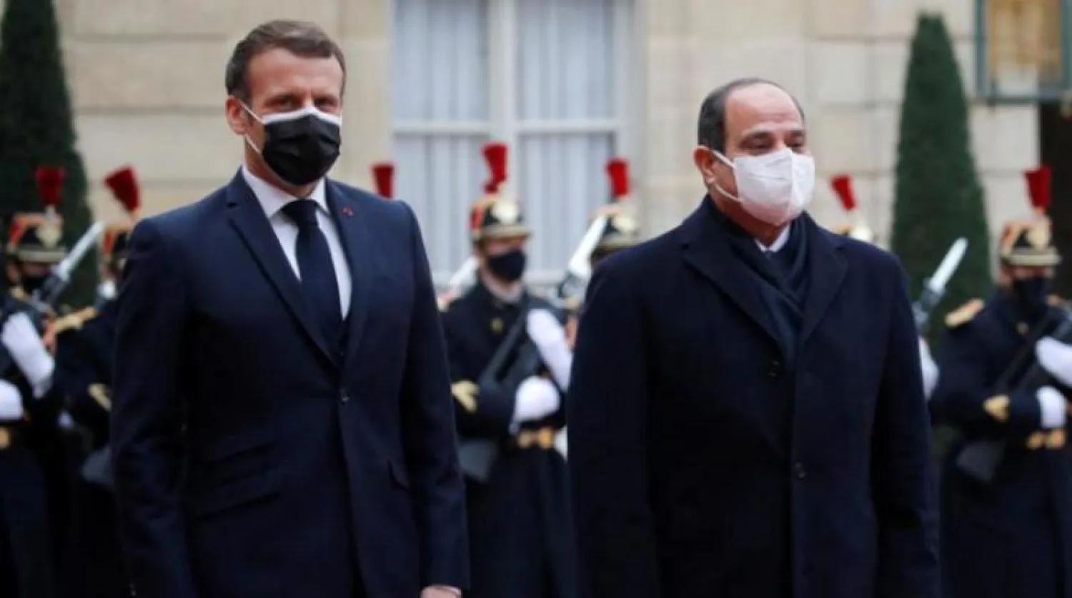 الرئيسان الفرنسي إيمانويل ماكرون والمصري عبد الفتاح السيسي أمام مدخل قصر الإليزيه في العاصمة باريس (أرشيفية - رويترز)