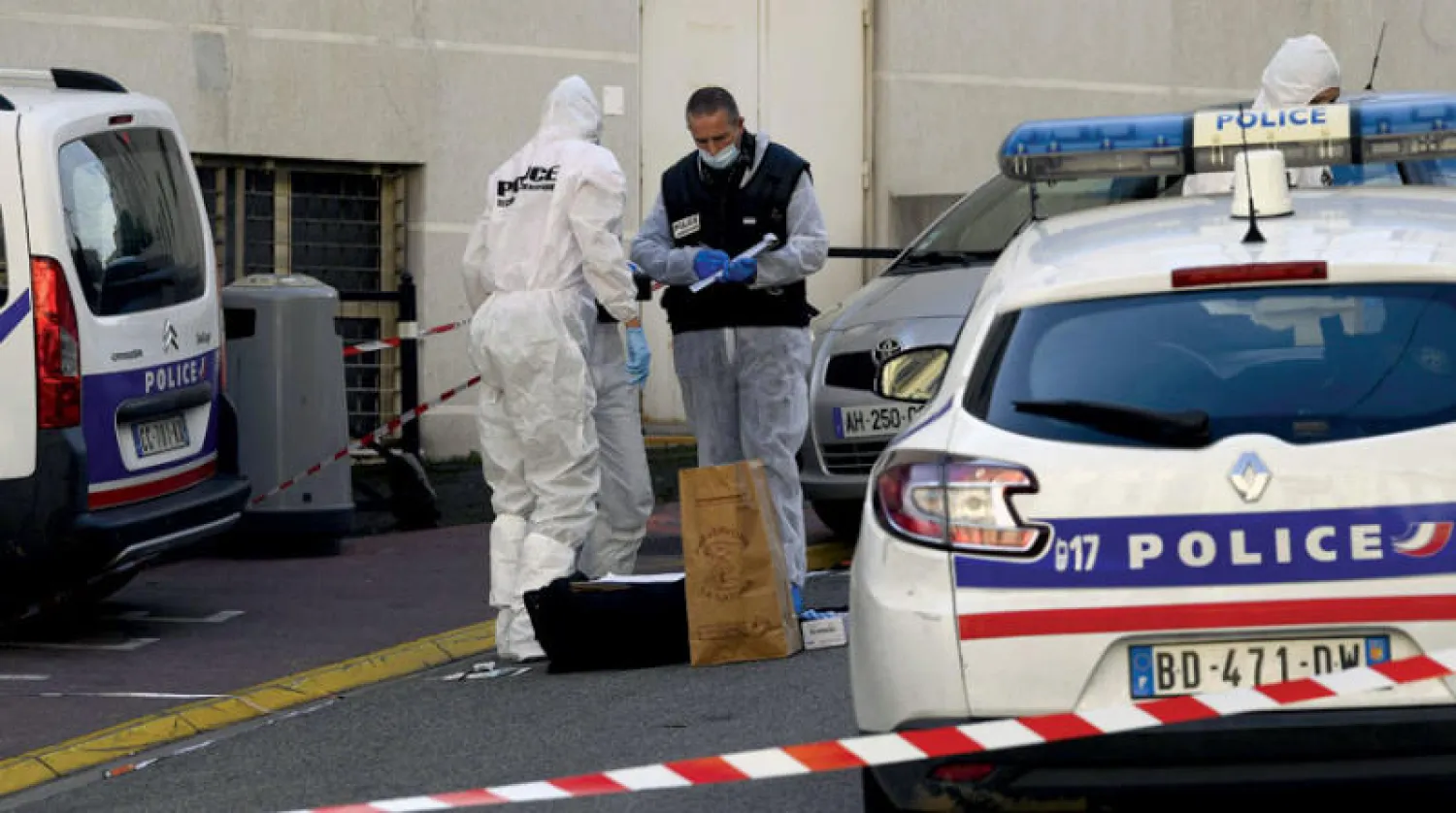 شرطيون لدى وصولهم إلى مكان الاعتداء في كان أمس (أ.ف.ب)