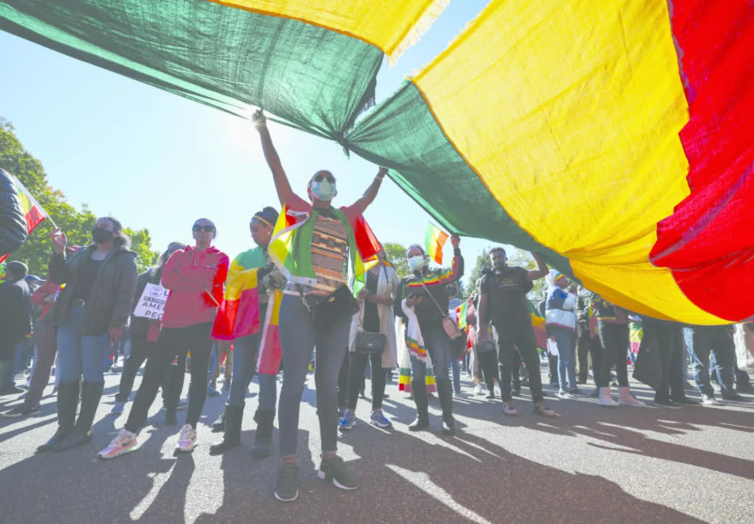 متظاهرون ينددون بالموقف الأميركي من الصراع في إثيوبيا خارج البيت الأبيض في واشنطن (رويترز)