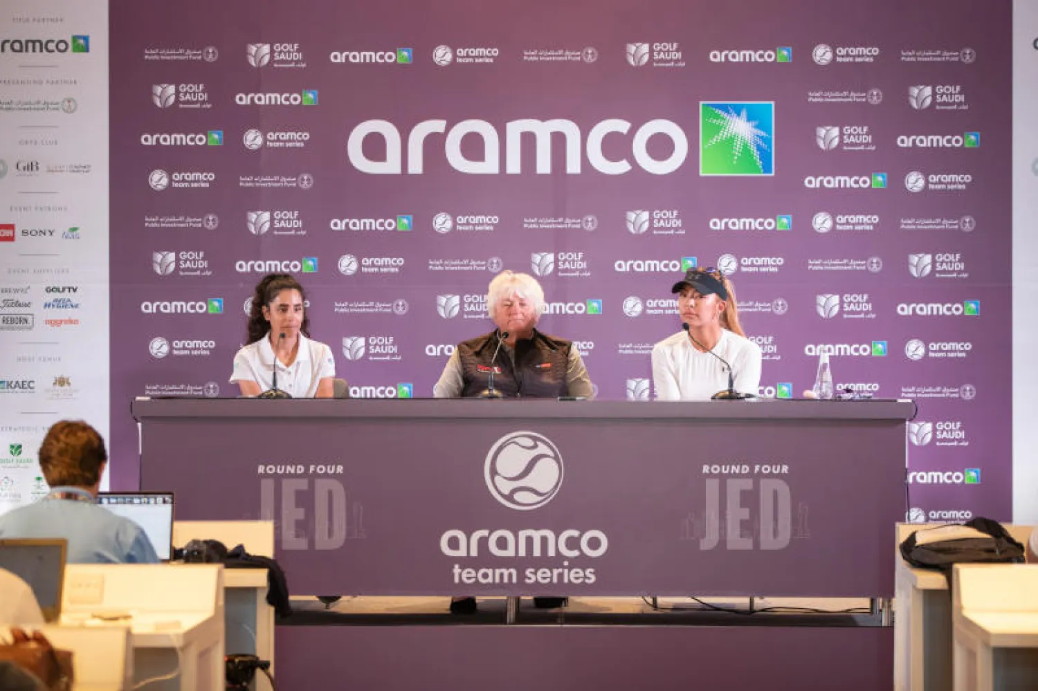 الأميركية أليسون لي والإنجليزية لورا ديفيس والسعودية سارة سلهب خلال المؤتمر الصحافي (الشرق الأوسط)