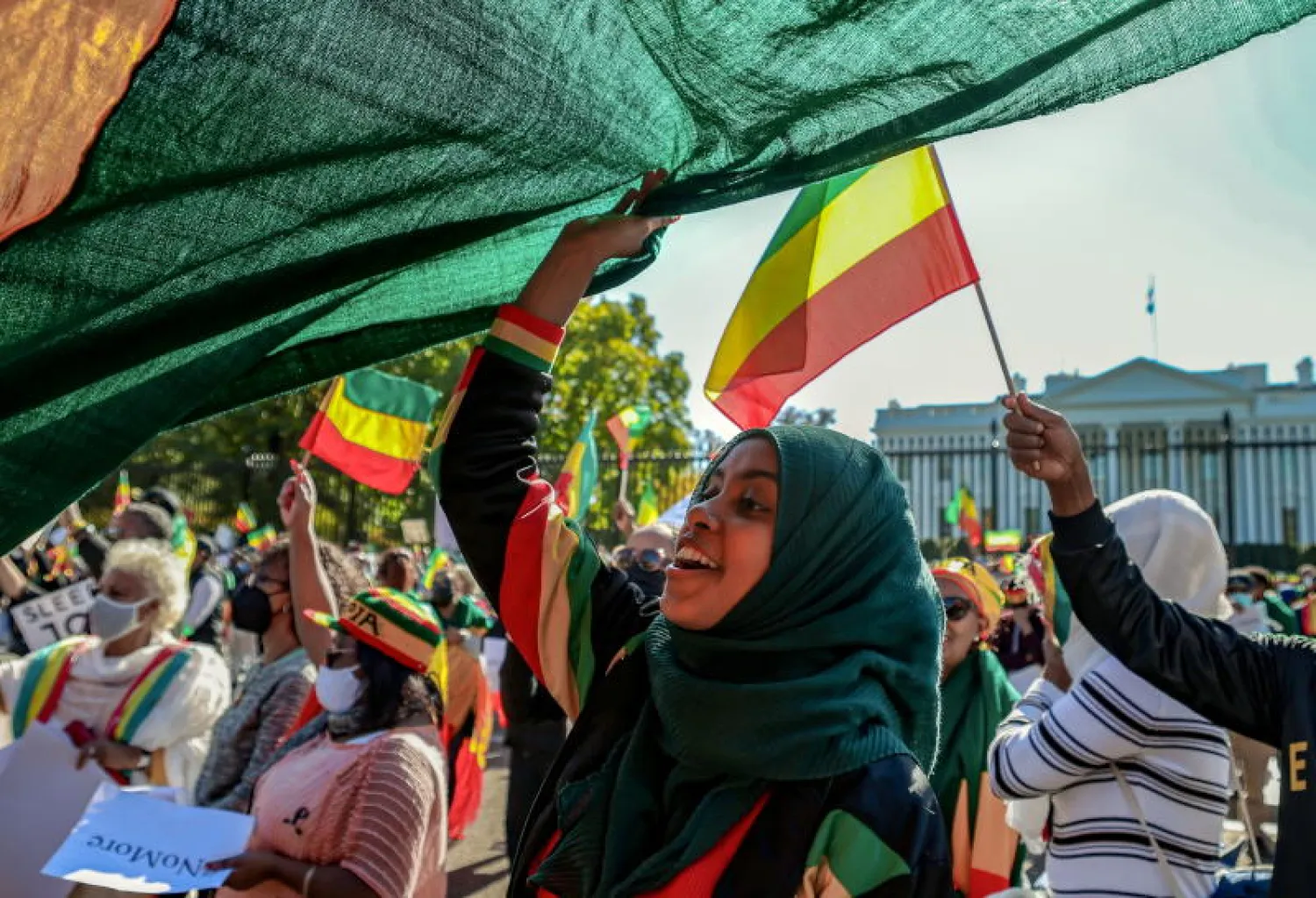 مظاهرة تنتقد موقف الولايات المتحدة من النزاع في إثيوبيا أمام البيت الأبيض بواشنطن (رويترز)