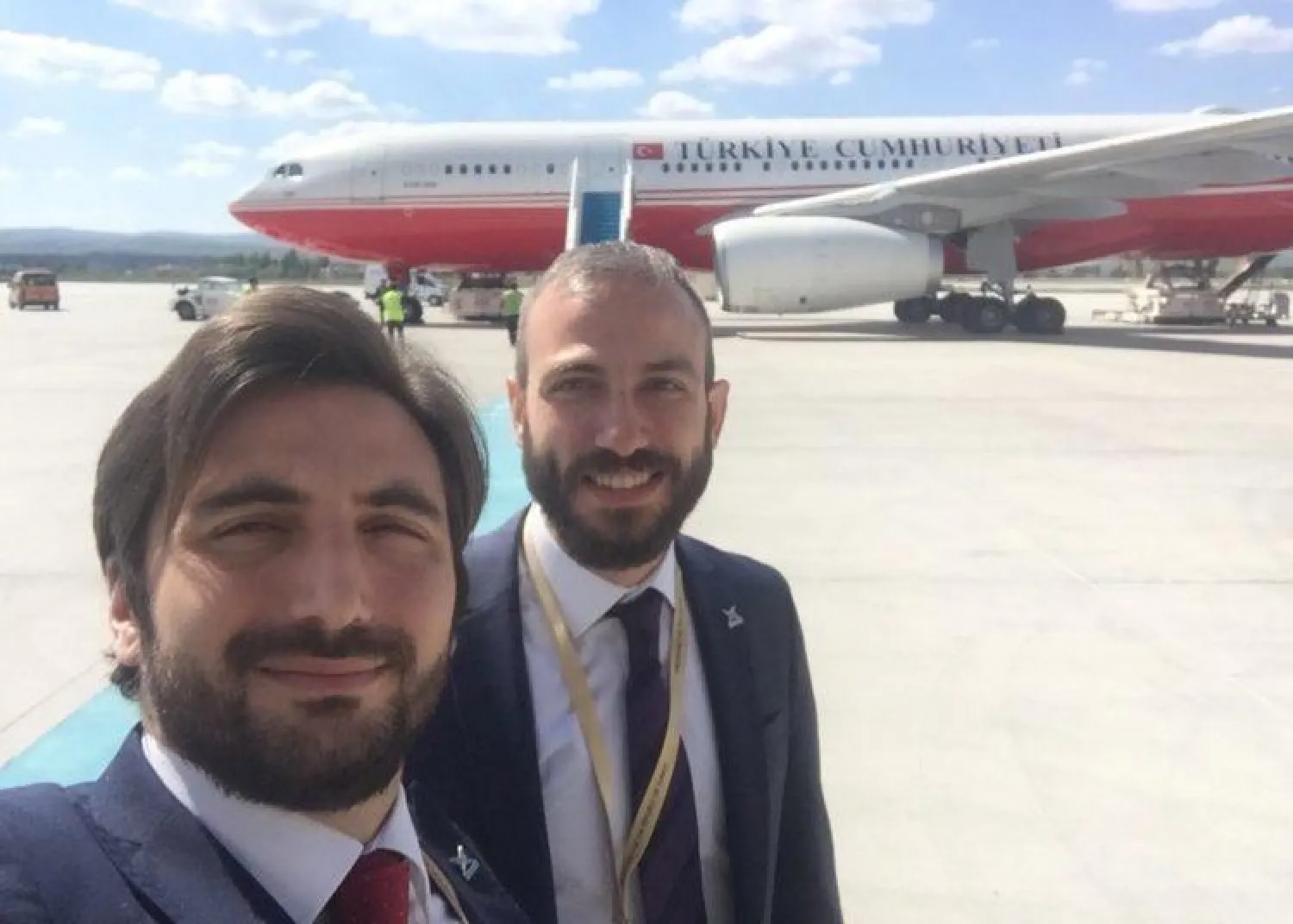 رئيس جمعية «شباب تركيا» إسماعيل إيمانت (يسار) ونائبه أمام الطائرة الرئاسية التركية قبل المغادرة إلى بروكسل (نورديك مونيتور)