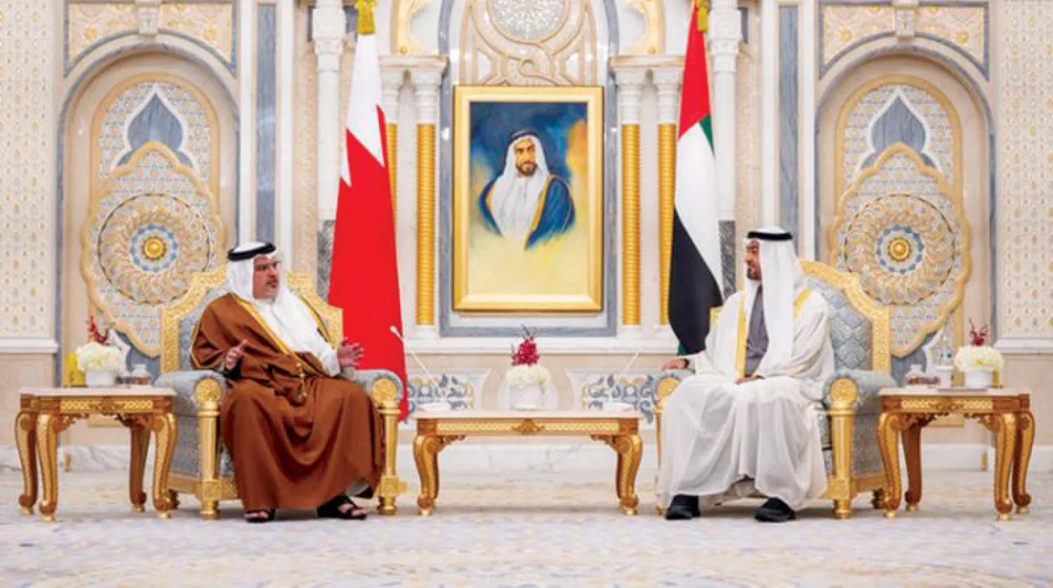 الشيخ محمد بن زايد والأمير سلمان بن حمد خلال لقائهما أمس في العاصمة الإماراتية أبوظبي (وام)