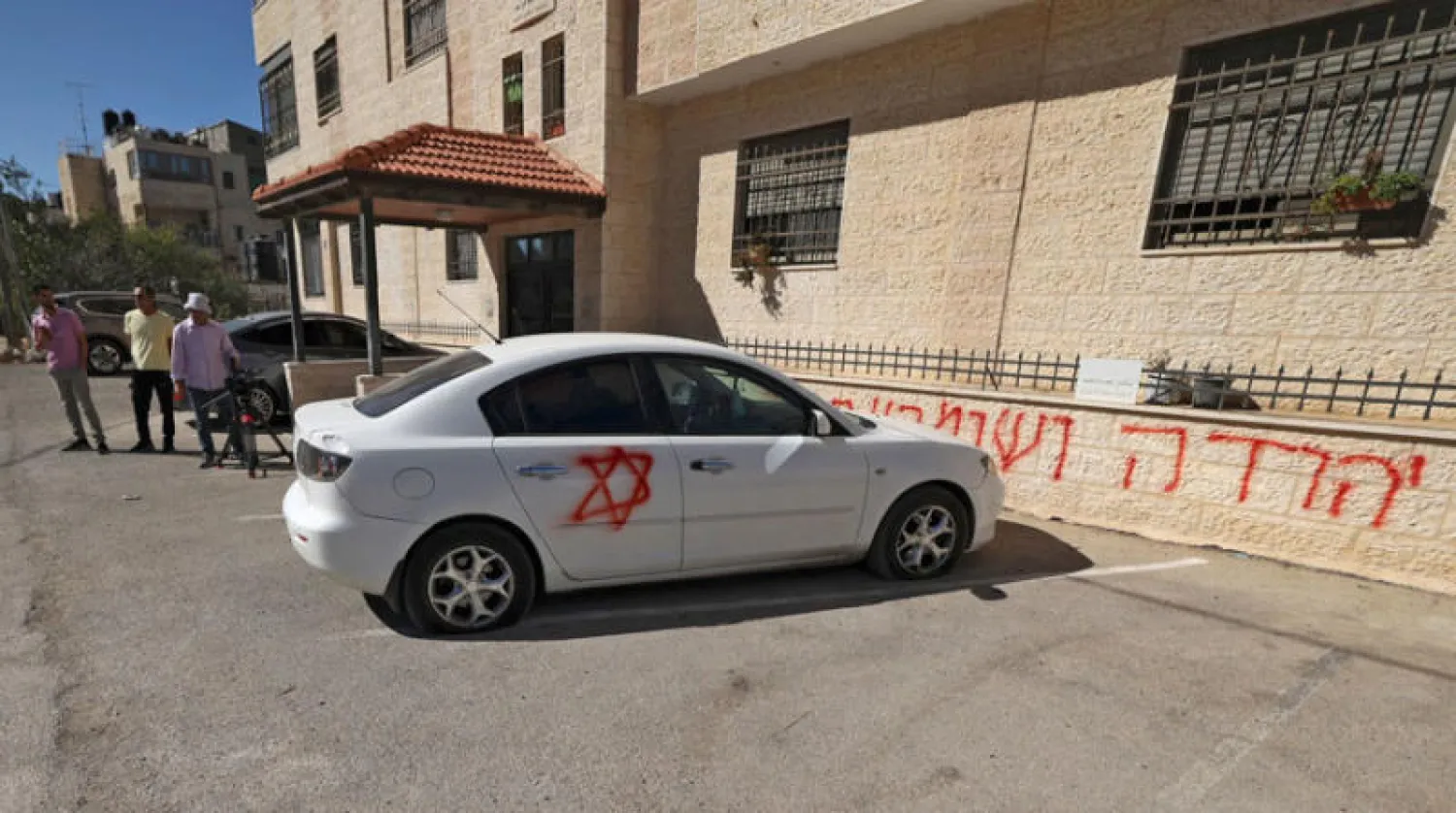 عبارات بالعبرية تروج لحروب بالضفة فاجأت سكان بلدة البيرة أمس (أ.ف.ب)