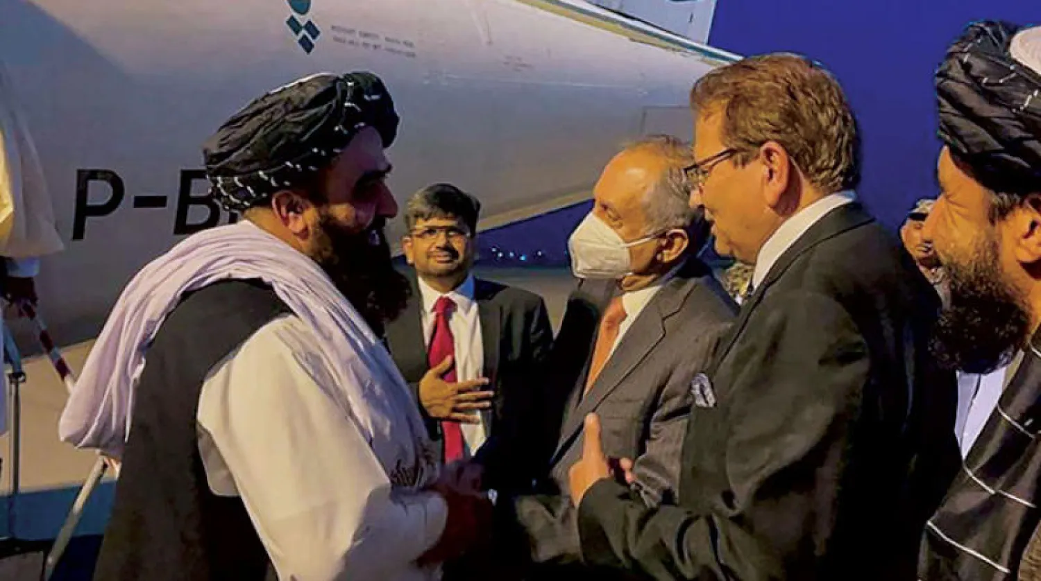 صورة وزعتها وزارة الخارجية الباكستانية لوزير خارجية «طالبان» أمير خان متقي (يسار) لدى وصوله إلى إسلام آباد (أ.ف.ب)