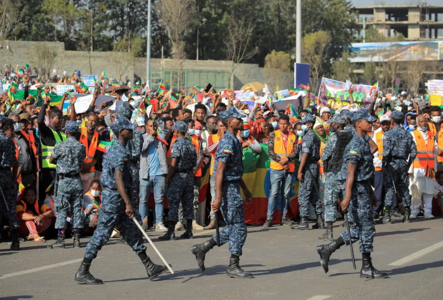 عناصر من الشرطة الفيدرالية الإثيوبية خلال تظاهرة مؤيدة للحكومة في أديس إبابا بعد تقدم قوات تيغراي نحو العاصمة (رويترز)