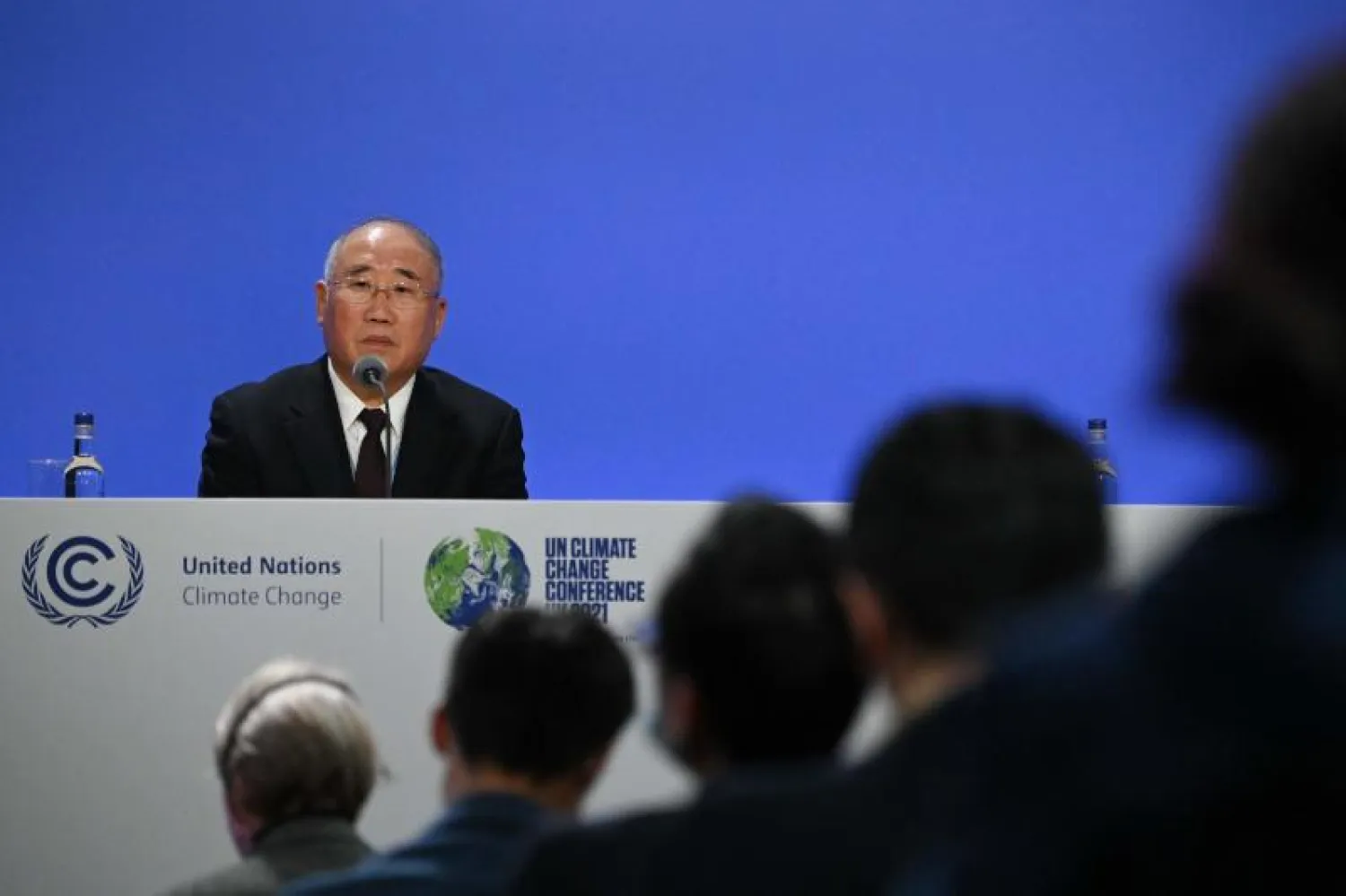 الموفد الصيني من أجل المناخ شي شينهوا خلال إعلان بيان مشترك مع الولايات المتحدة بشأن المناخ في غلاسكو (أ.ف.ب)
