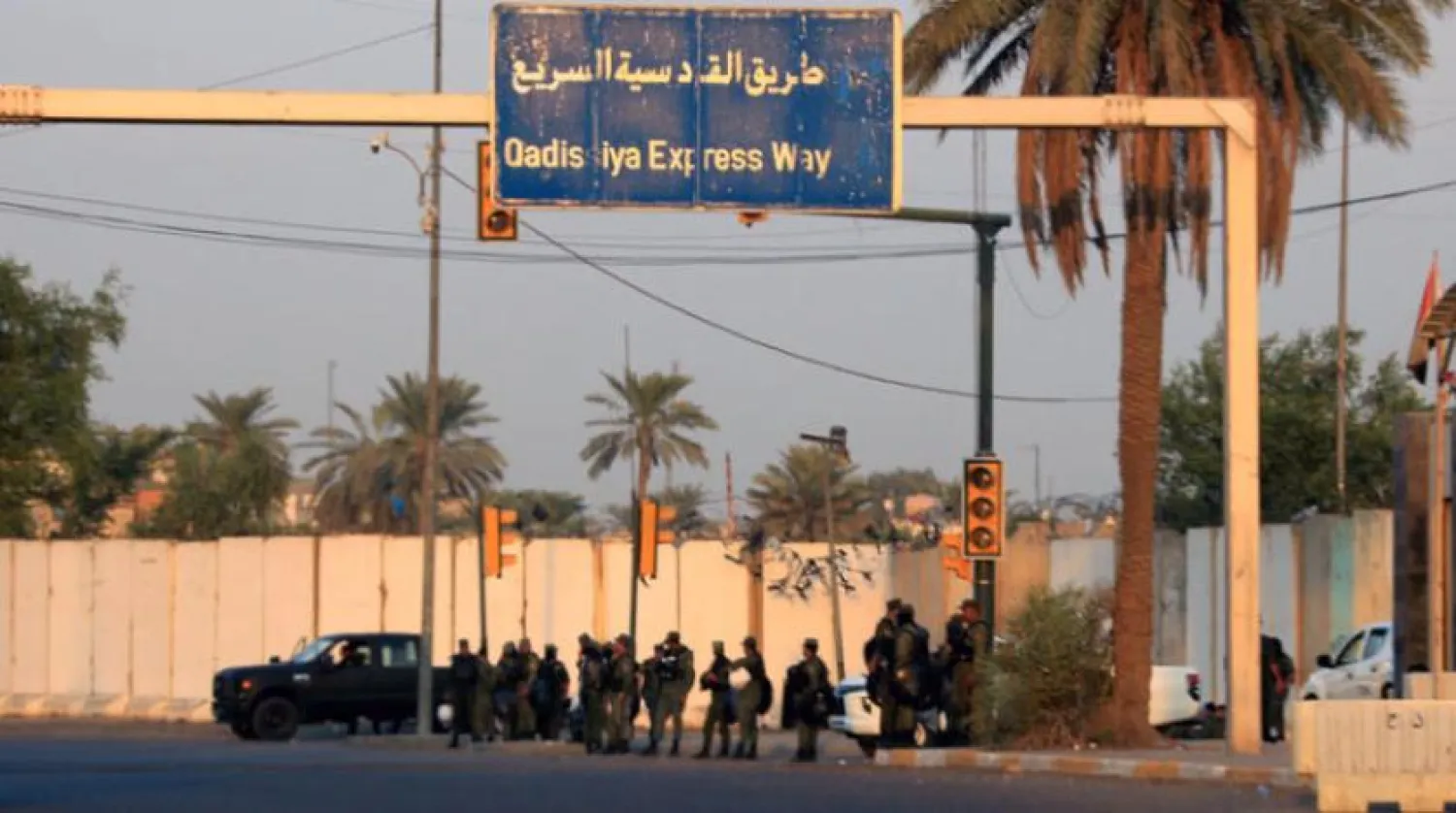 Güvenlik güçleri önceki gün Bağdat Yeşil Bölge’nin girişlerinden birinin önünde duruyor (EPA)