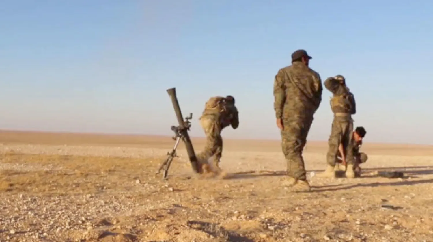 مقاتلون معارضون خلال تدريبات في قاعدة التنف الأميركية أمس (مغاوير الثورة)