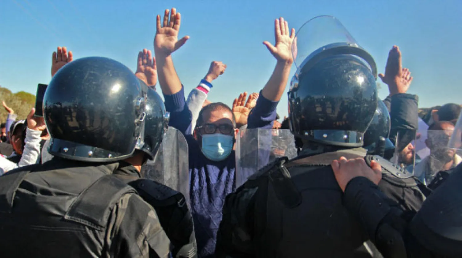 جانب من المواجهات بين المتظاهرين وقوات الأمن في مدينة عقارب أمس (أ.ف.ب)