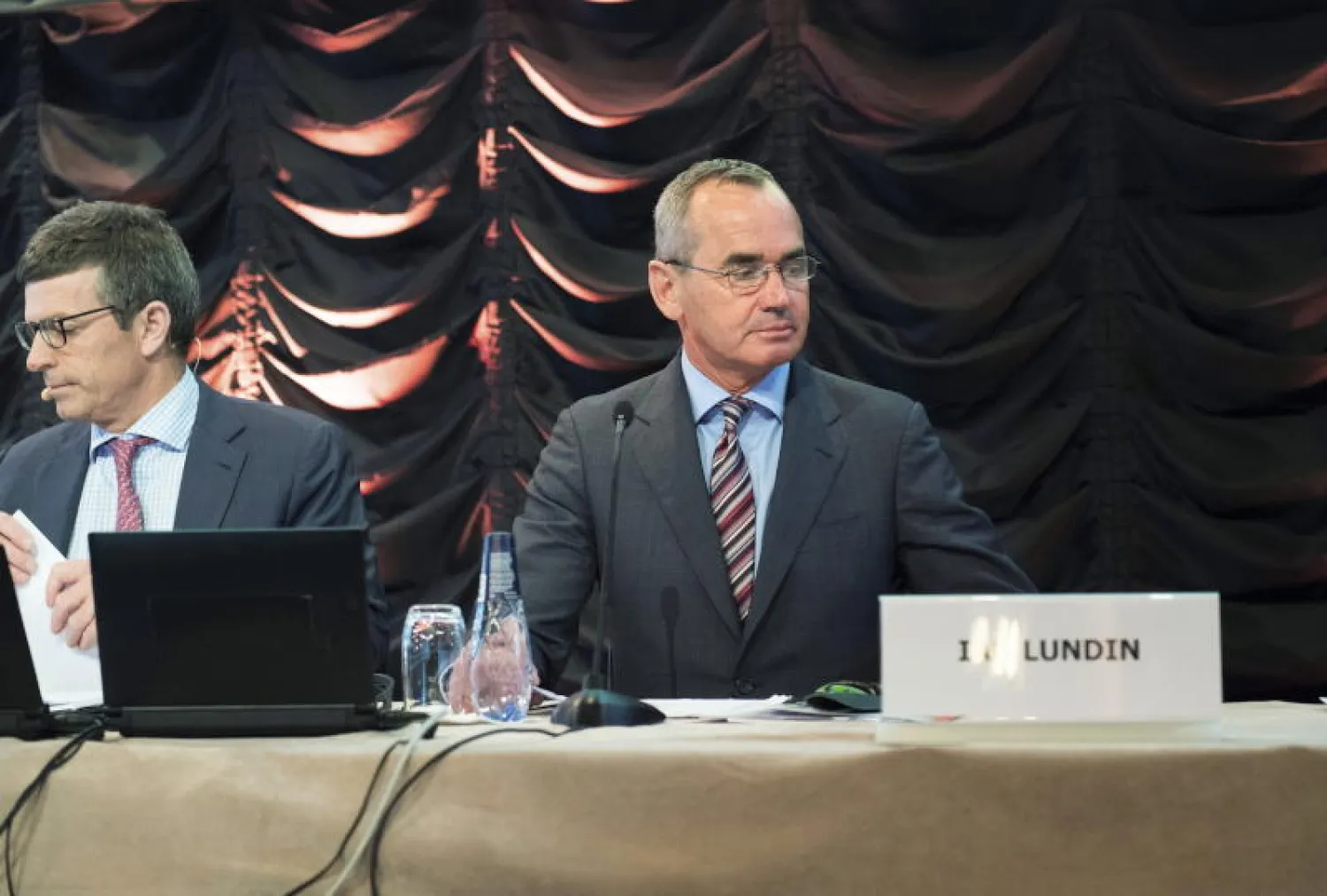 إيان لوندين - يمين - وأليكس شنايتر (إ.ب.أ)