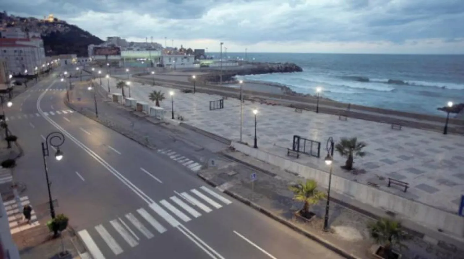 شارع بالجزائر العاصمة كما بدا بعد فرض حظر التجول الجزئي (رويترز)