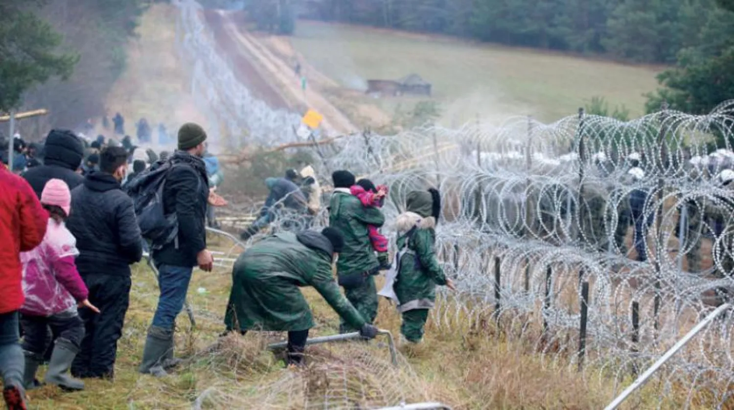 Belarus ile Polonya arasındaki sınırdaki göçmenler endişeye sebep olurken askeri bir çatışmadan korkuluyor (AFP)