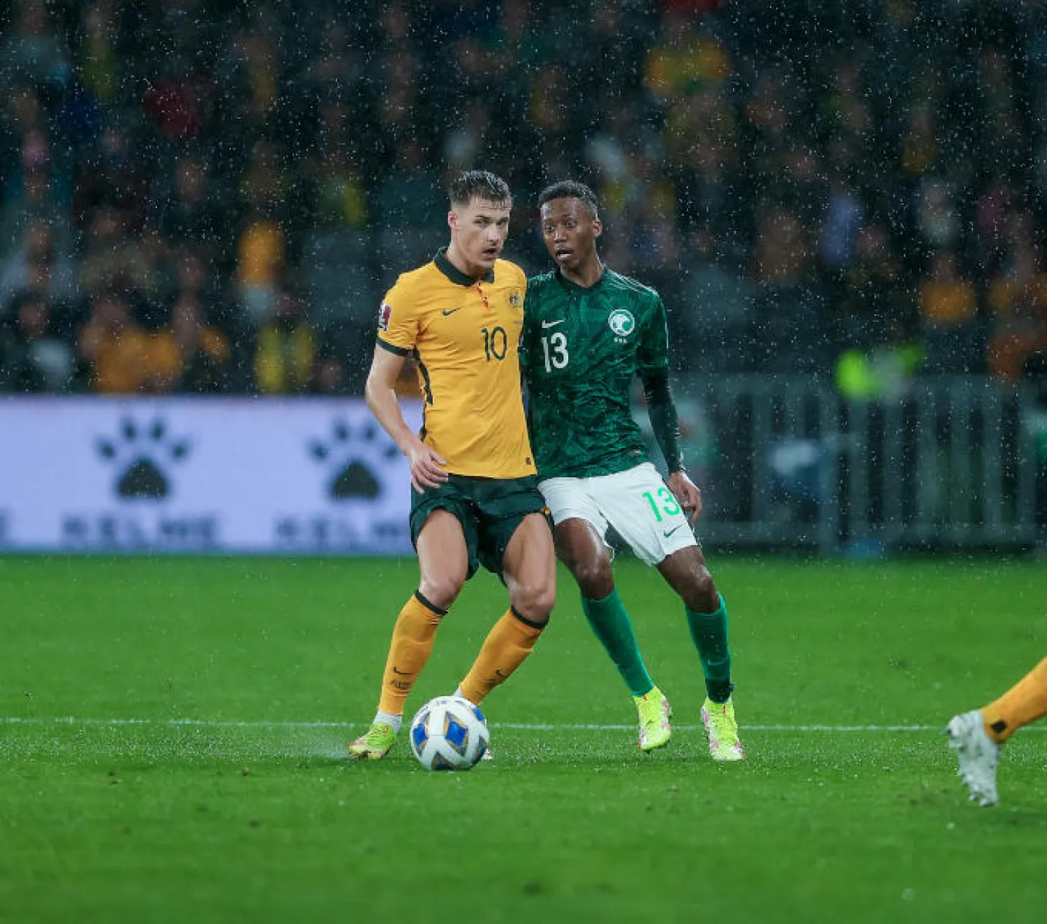 جانب من مواجهة الأخضر السعودي ونظيره الأسترالي (الشرق الأوسط)