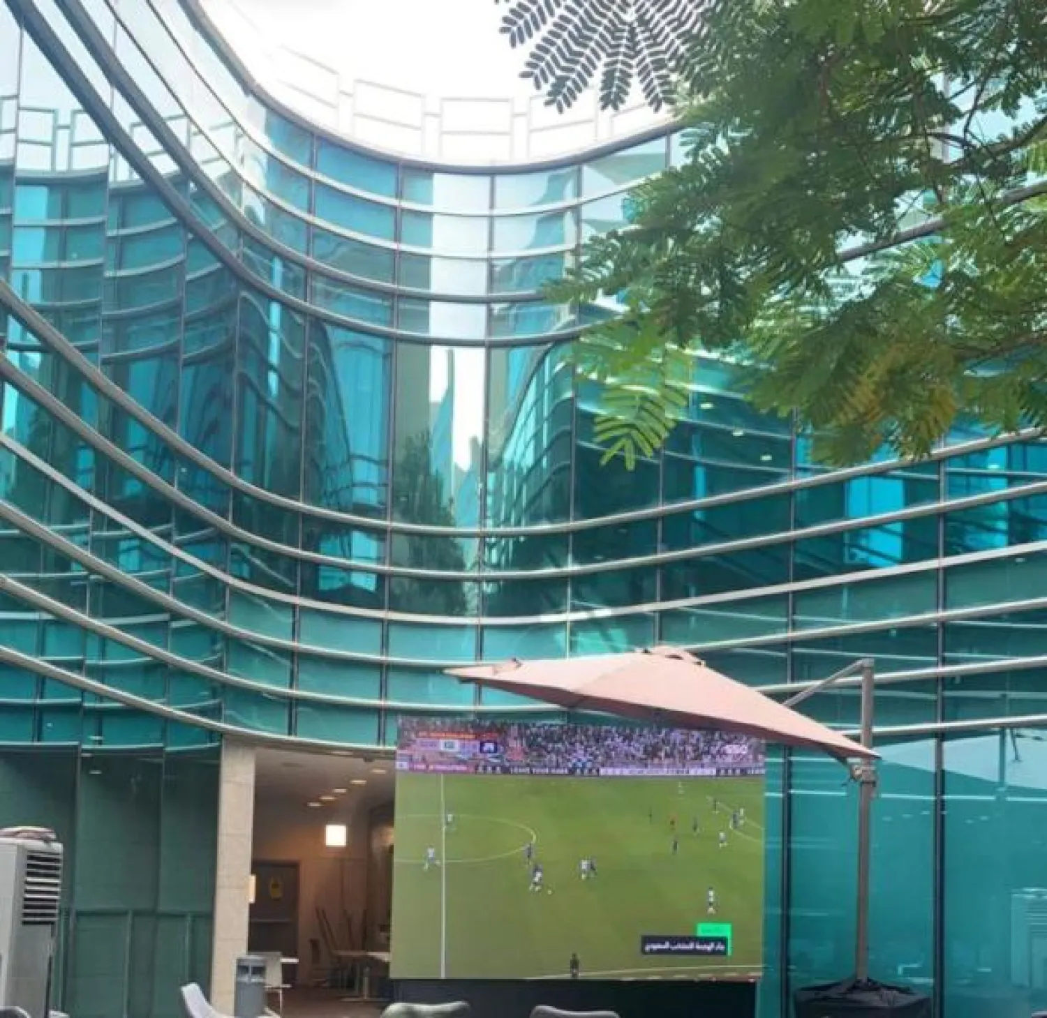 وزعت بعض مقار العمل المختلفة عدداً من الشاشات في مرافقها لتتيح لموظفيها مشاهدة المباراة (الشرق الأوسط)