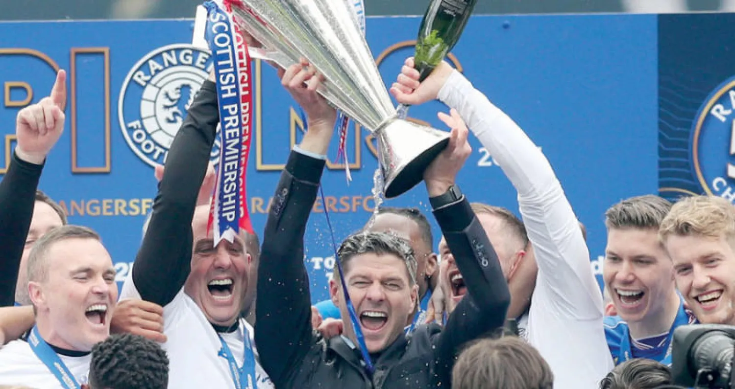 جيرارد قاد غلاسكو رينجرز إلى الفوز بلقب الدوري الاسكوتلندي من دون تلقي أي هزيمة (رويترز)