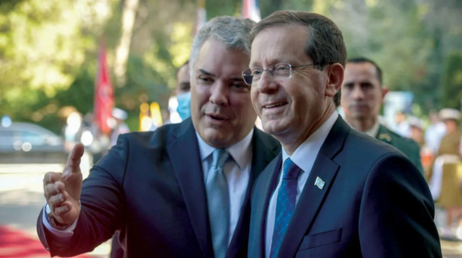 الرئيس الإسرائيلي إسحاق هيرتسوغ يستقبل الرئيس الكولومبي إيفان دوكي في مقر إقامته بالقدس الاثنين (د.ب.أ)