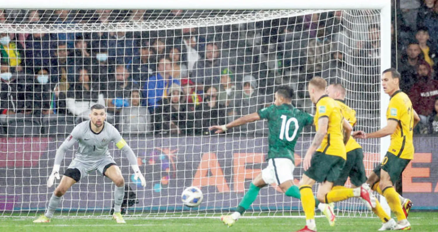 سالم الدوسري أثناء إهداره فرصة عدّت الأخطر في المواجهة أمام المرمى الأسترالي (رويترز)