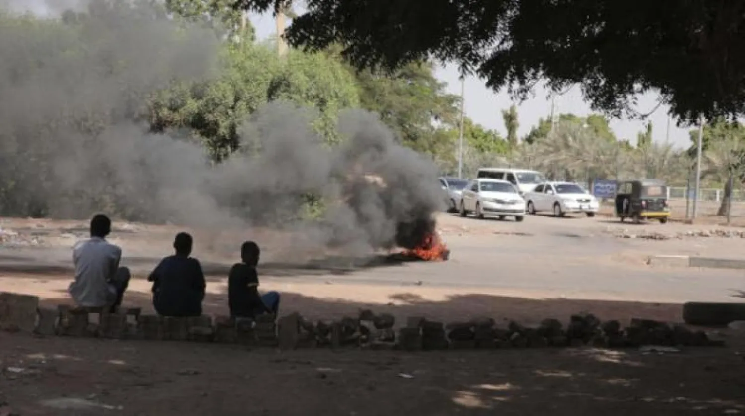 محتجون يحرقون إطارات في الخرطوم (أ.ب)