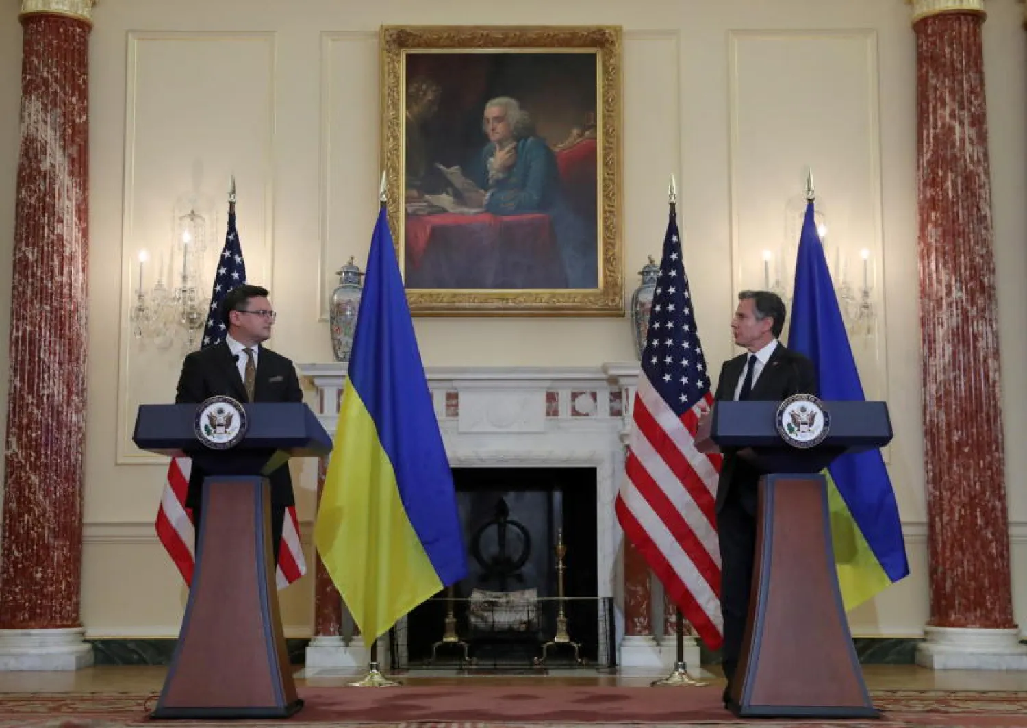 وزير الخارجية الأميركي أنتوني بلينكن خلال مؤتمر صحافي مشترك مع نظيره الأوكراني ديميترو كوليبا (رويترز)