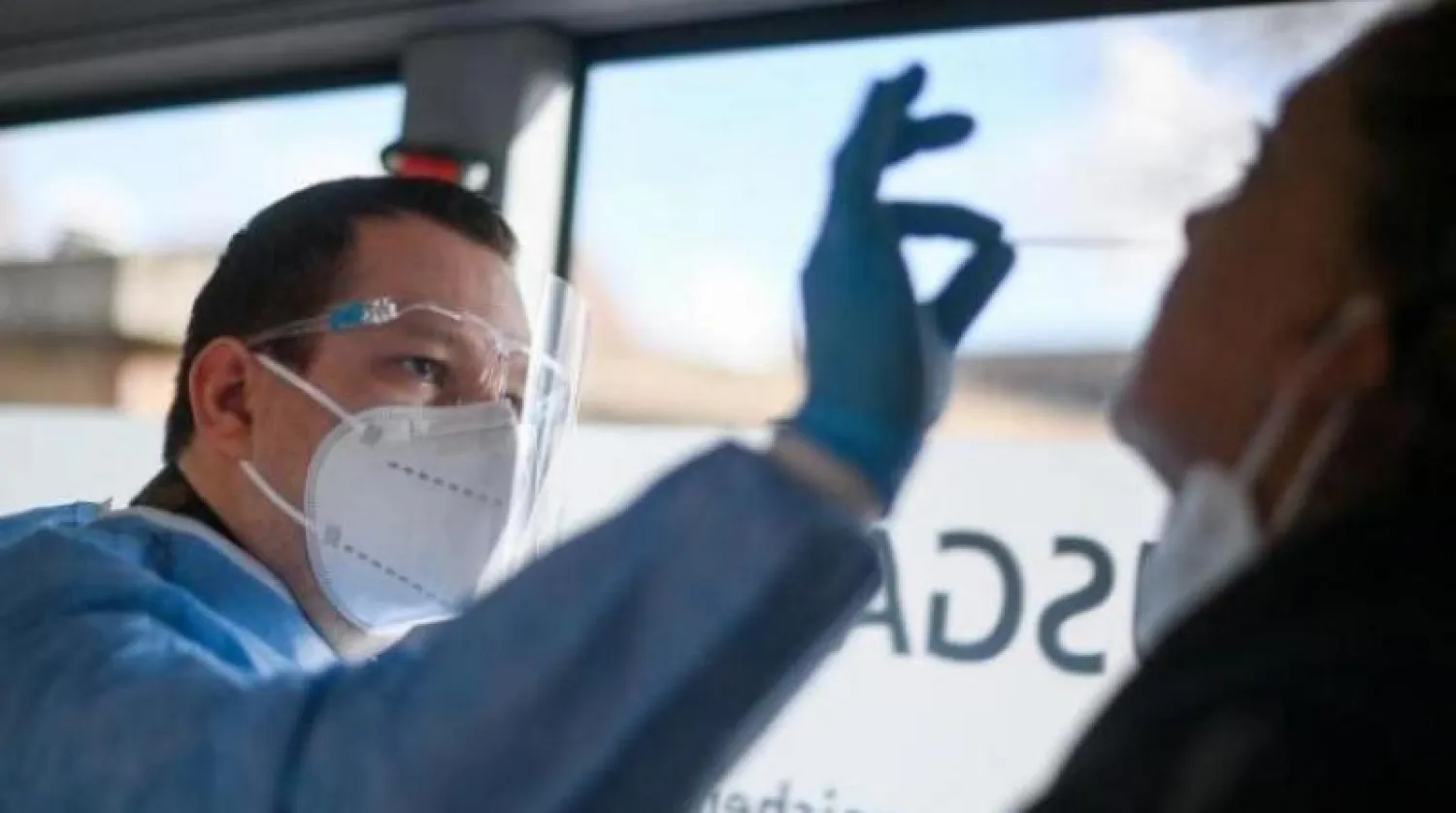 امرأة تخضع لاختبار الكشف عن فيروس «كورونا» بألمانيا (أ.ف.ب)