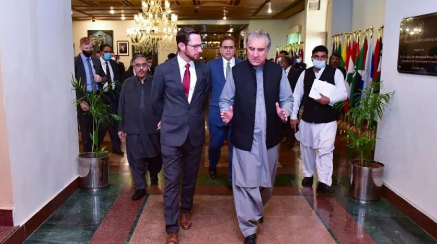 Pakistan Dışişleri Bakanı Şah Mahmud Kureyşi, ABD'nin yeni Afganistan elçisi Thomas West ile görüştü. (AFP) 
