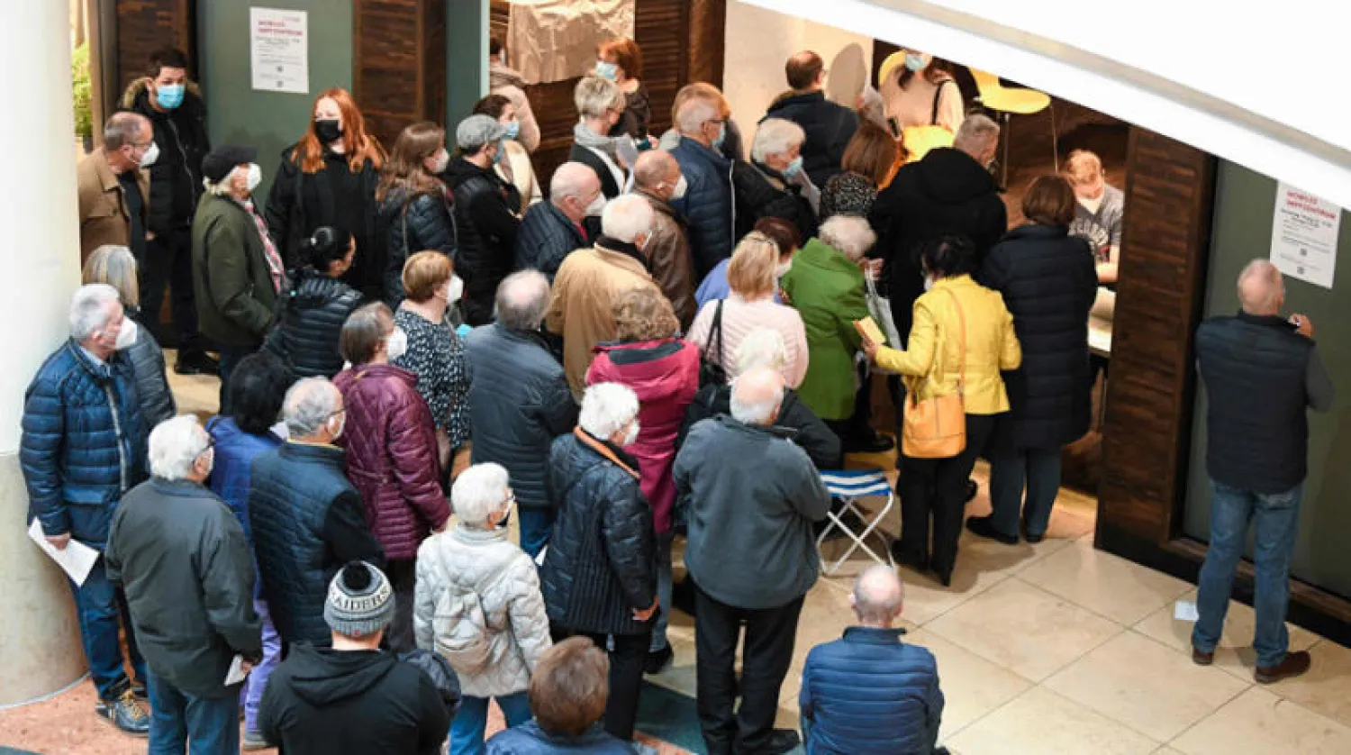 ألمان يصطفون خارج مركز للتلقيح ضد «كورونا» جنوب غربي البلاد أمس (أ.ف.ب)