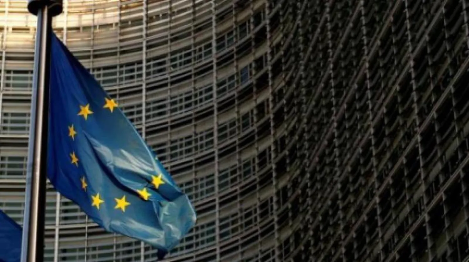 علم الاتحاد الأوروبي أمام مقر المفوضية الأوروبية في بروكسل (أرشيفية - رويترز)