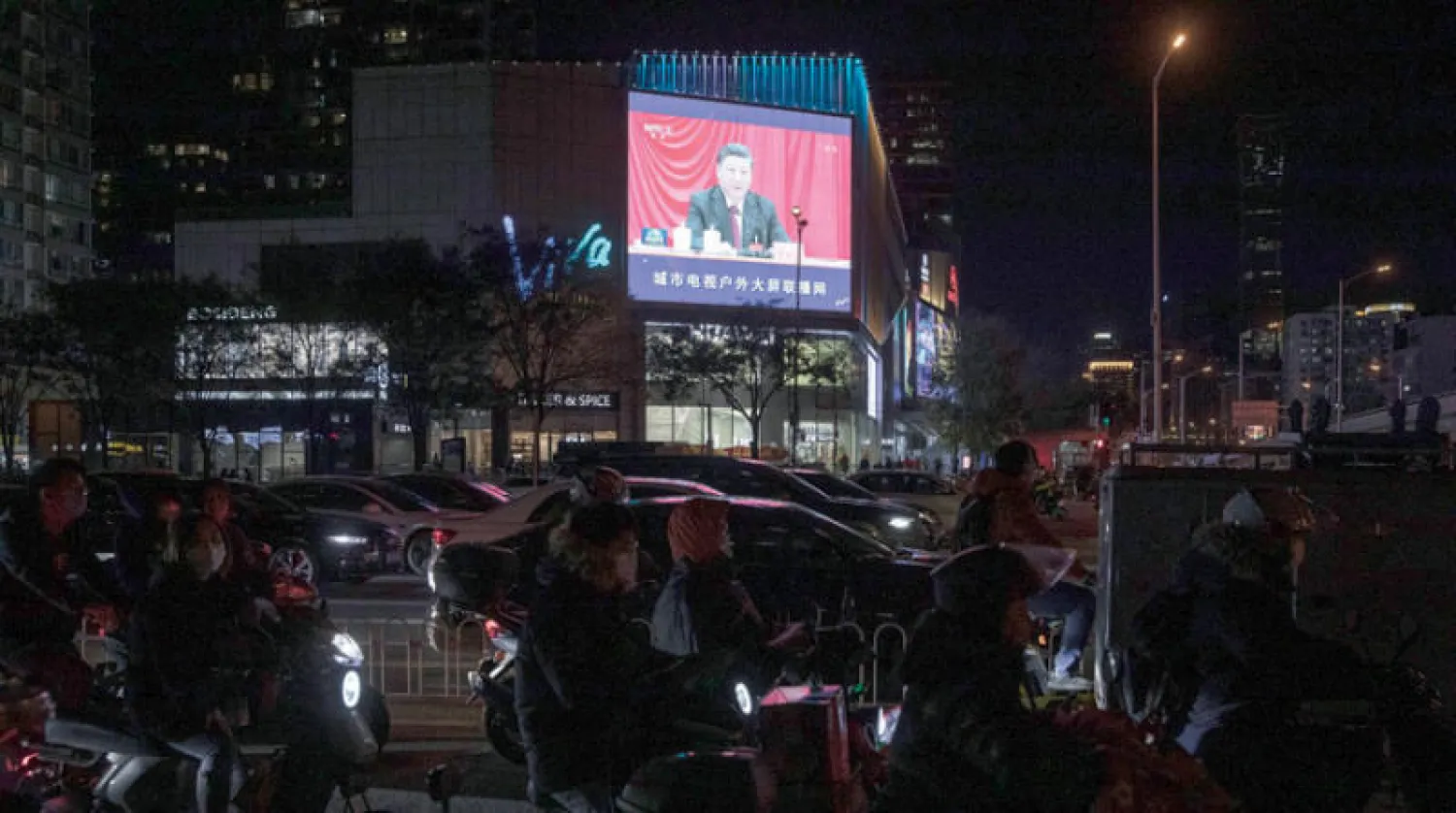 شاشة عملاقة في بكين تنقل خطاب الرئيس الصيني شي جينبينغ خلال مؤتمر اللجنة المركزية للحزب الشيوعي الصيني أمس (إ.ب.أ)