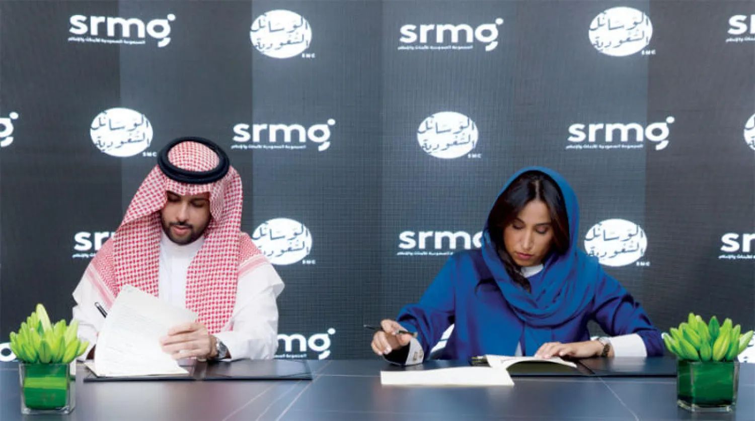 جمانا الراشد ومحمد الخريجي لدى توقيع العقد (الشرق الأوسط)