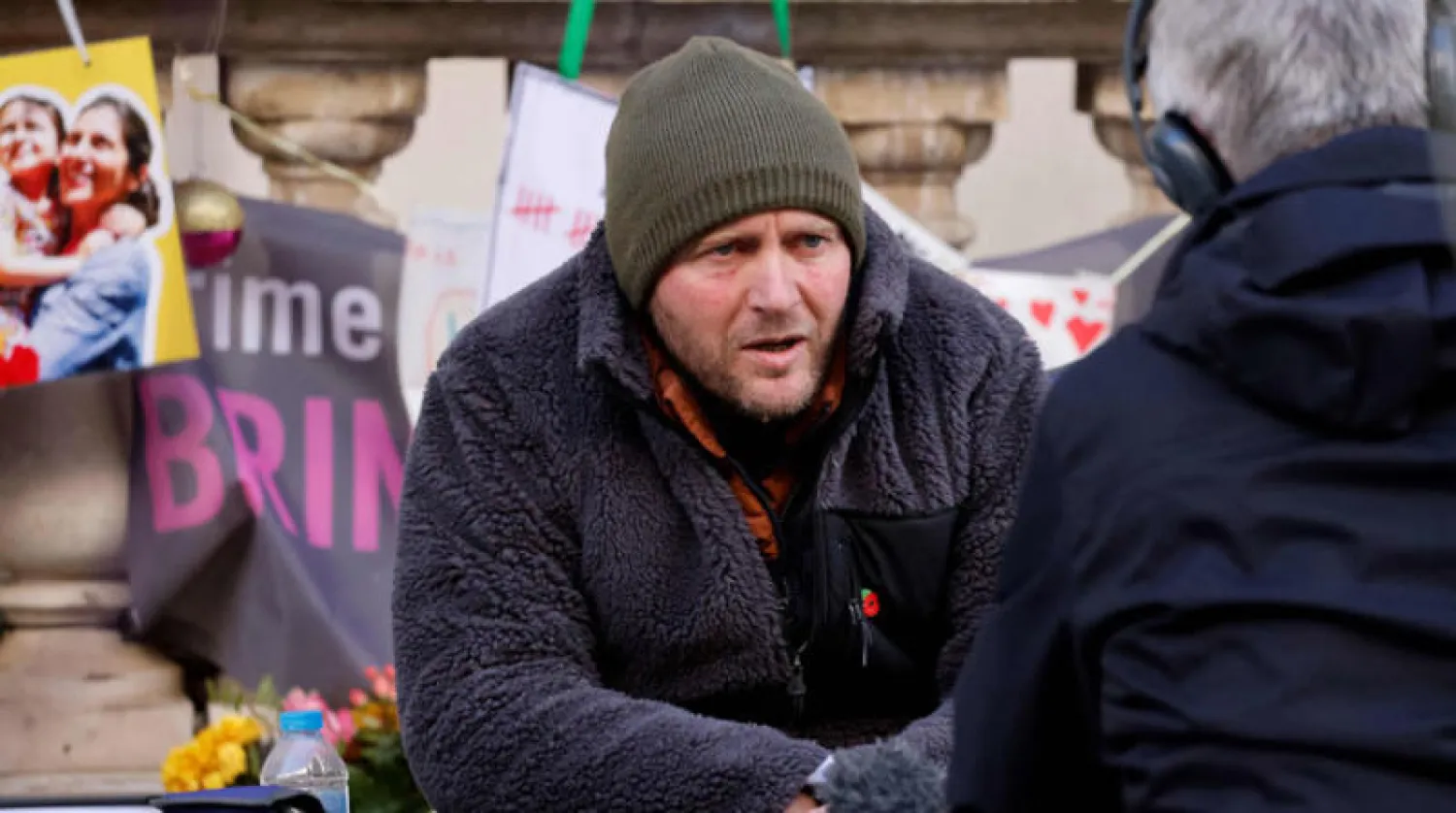 ريتشارد راتكليف زوج نازنين زاغري المحتجزة لدى طهران في اليوم الـ19 من إضرابه أمام مقر الخارجية البريطانية في لندن أمس (أ.ف.ب)