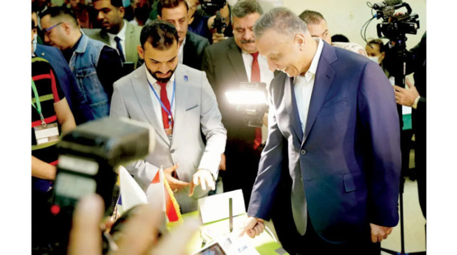 رئيس الوزراء العراقي مصطفى الكاظمي خلال إدلائه بصوته في الانتخابات الأخيرة (رويترز)