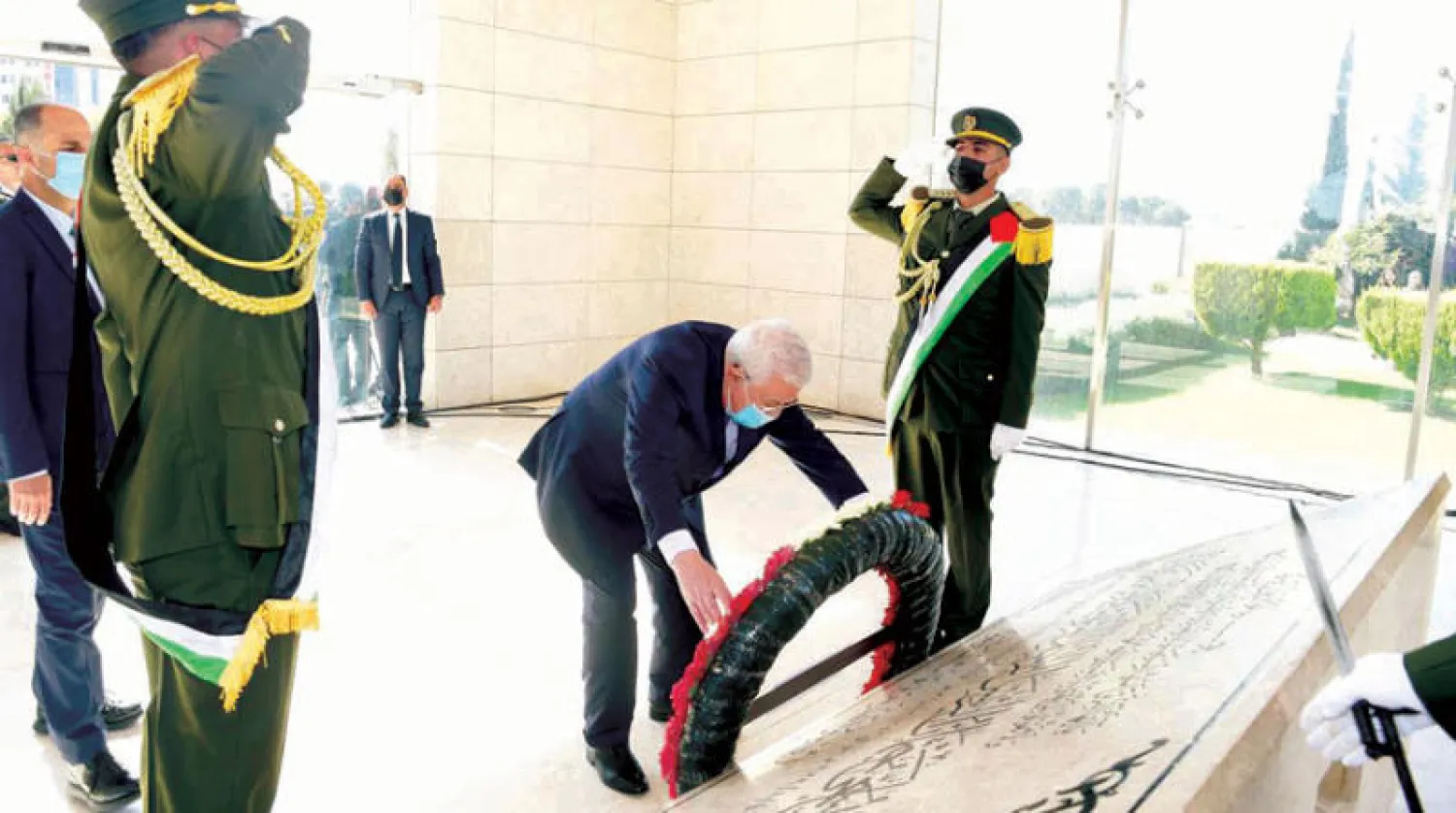 الرئيس محمود عباس يضع إكليلاً من الزهور على ضريح ياسر عرفات أمس (وفا)