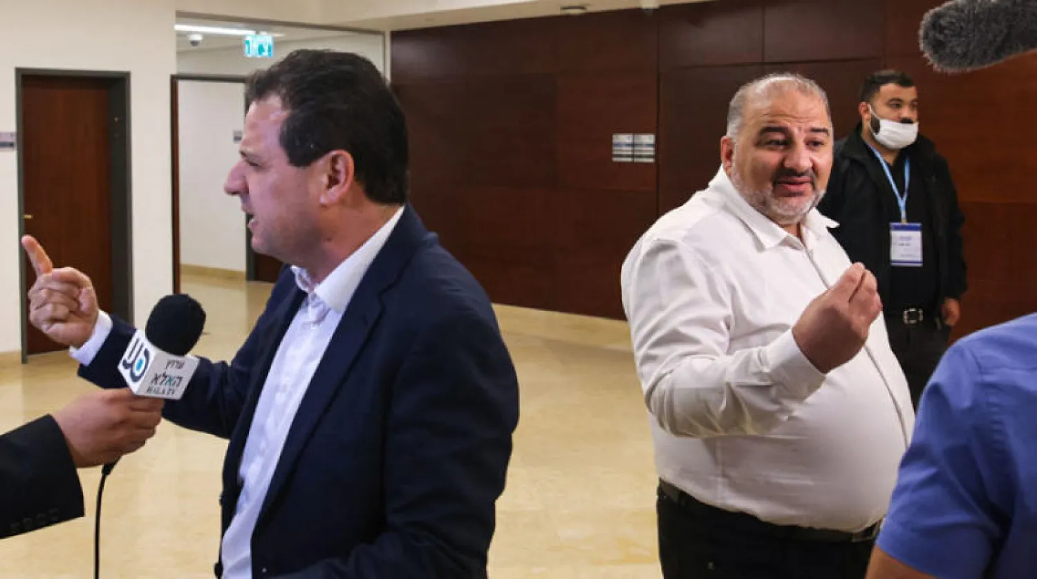 نائبان عربيان على تضاد في الكنيست منصور عباس وأيمن عودة (أ.ف.ب)