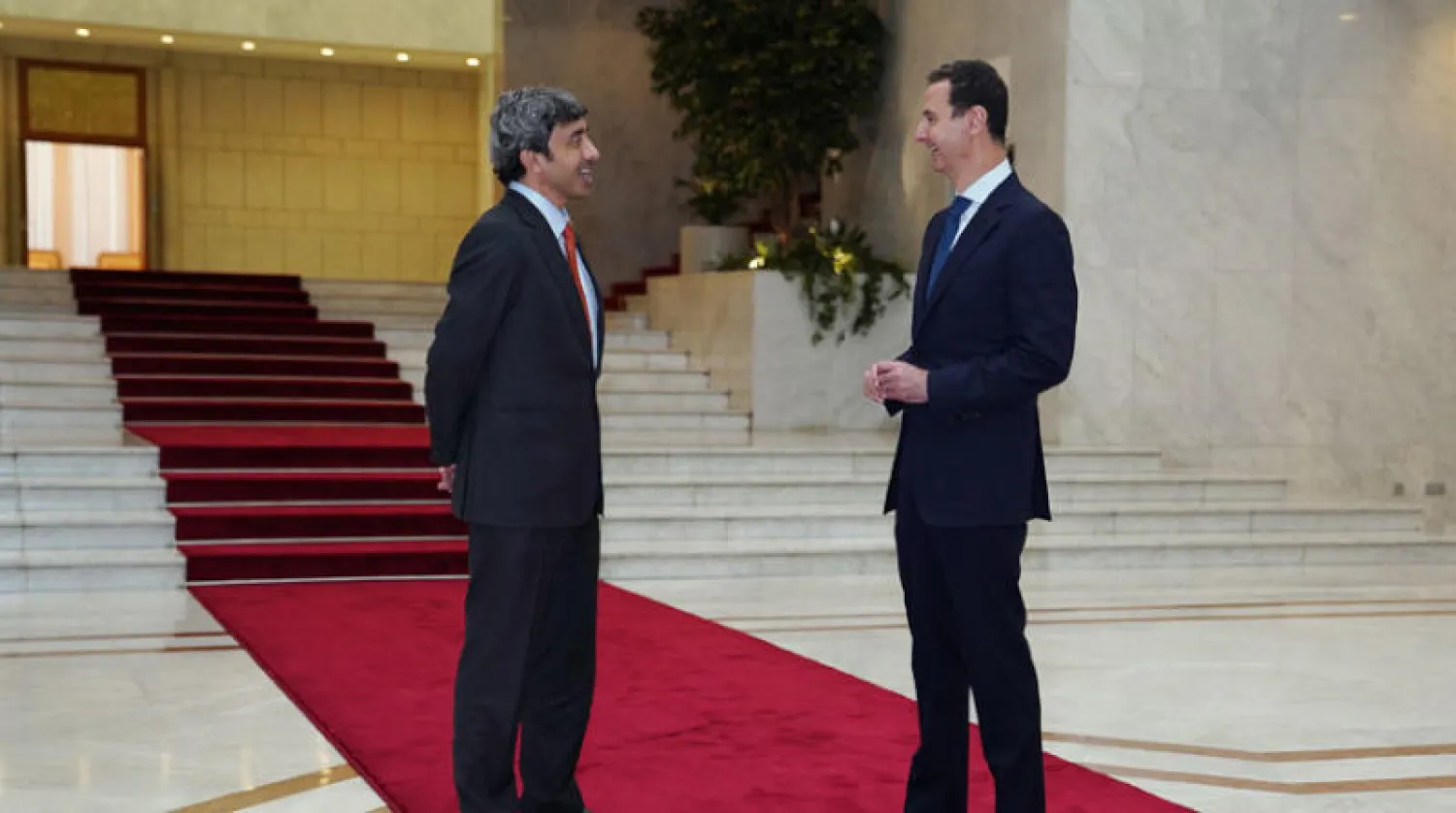 الأسد مستقبلاً وزير خارجية الإمارات عبد الله بن زايد في دمشق في التاسع من الشهر الحالي (إ.ب.أ)