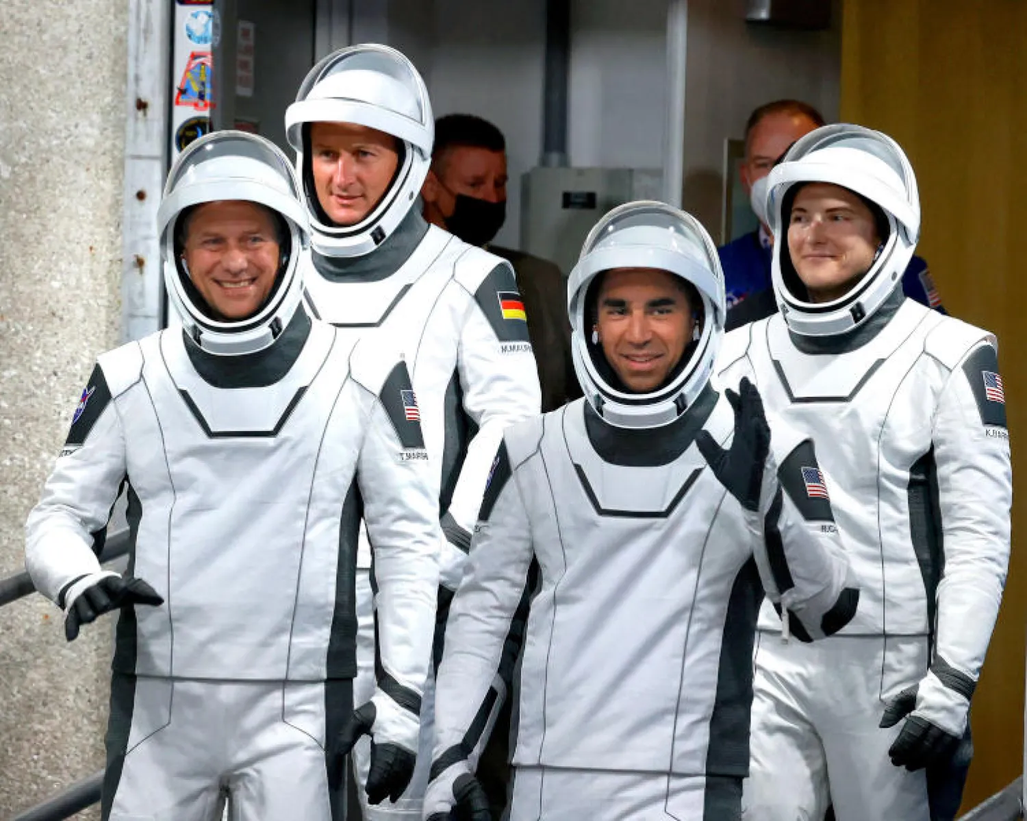 الفريق مؤلف من رائد الفضاء المخضرم توم مارشبيرن (يسار) وراجا تشاري (الثاني الى اليمين) وكايلا بارون (يمين) والألماني ماتياس ماورر (د.ب.أ)