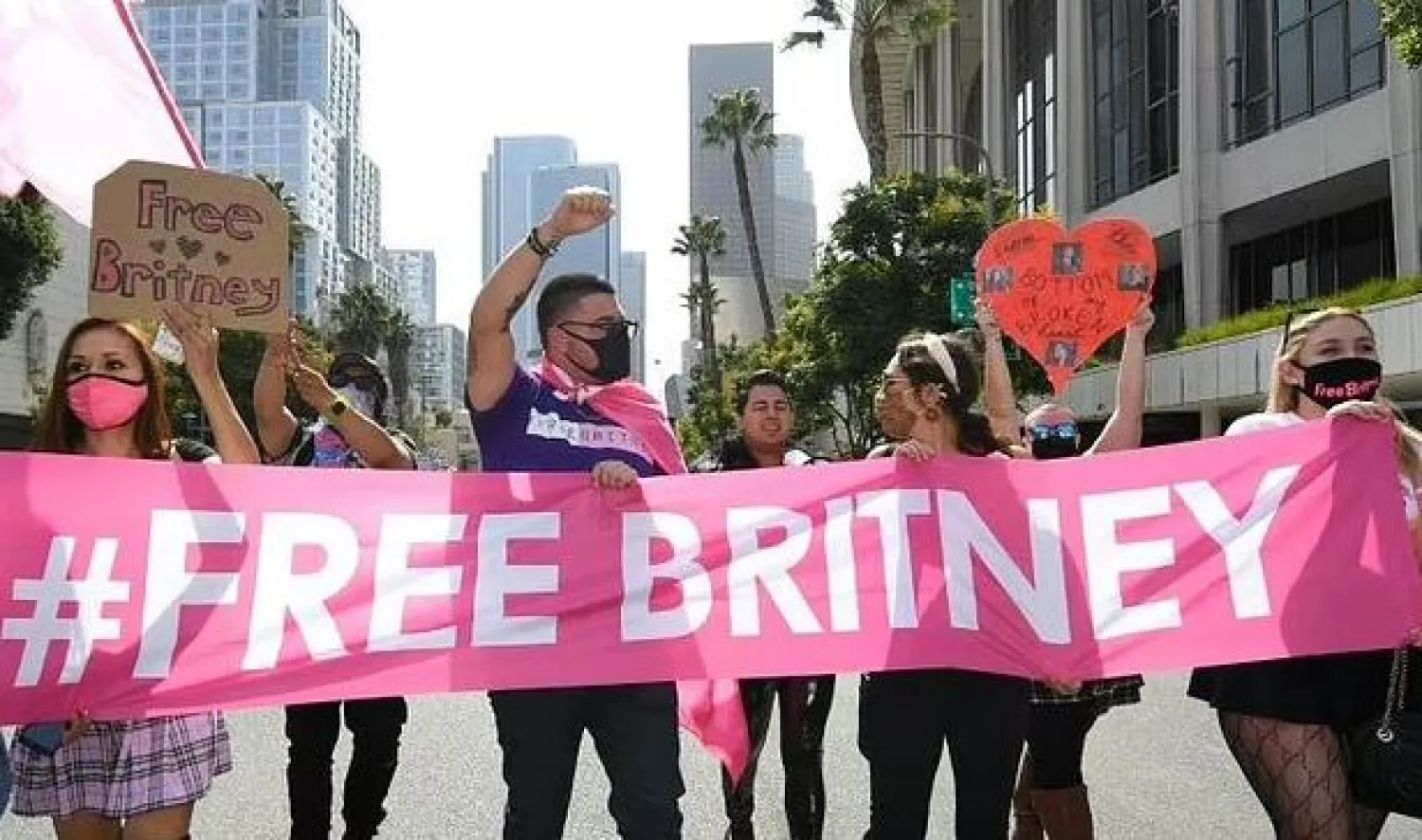 Des fans de Britney Spears rassemblés devant le tribunal de Stanley Mosk, le 29 septembre 2021 à Los Angeles, en Californie

