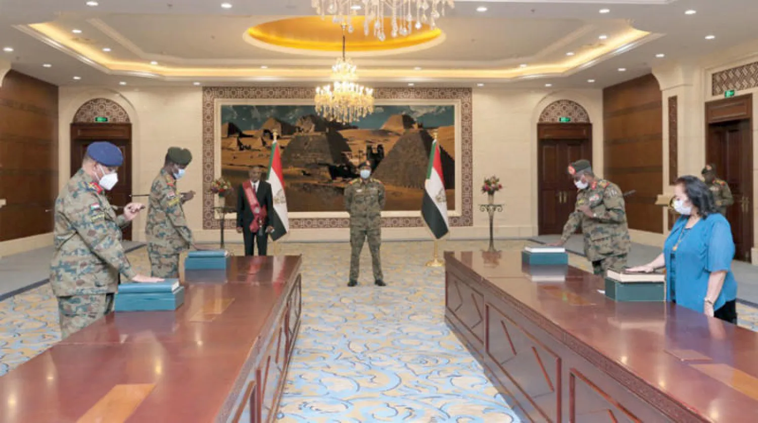 مراسم أداء القسم لبعض أعضاء مجلس السيادي الانتقالي الجديد في القصر الجمهوري أمس (سونا)