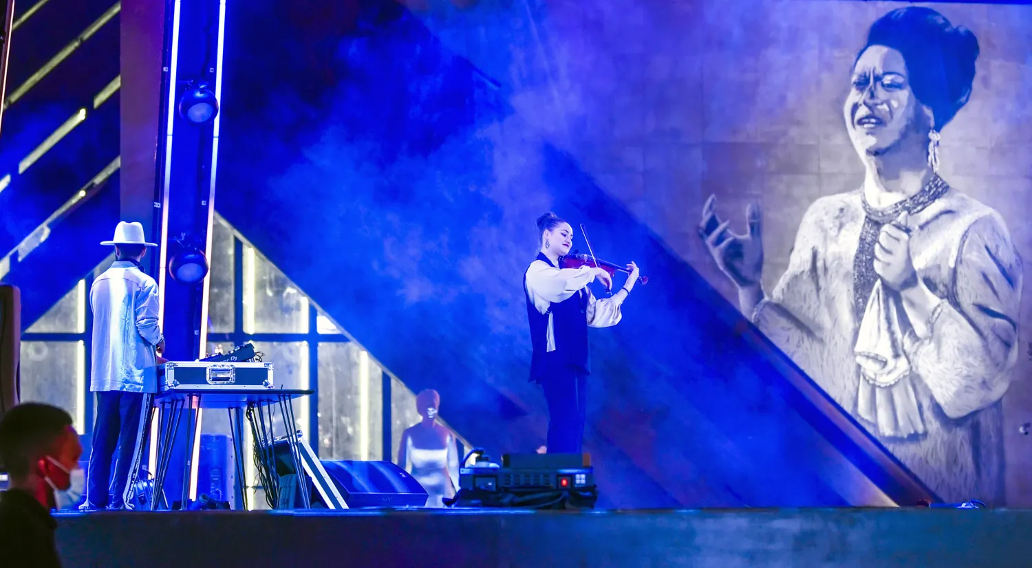 تؤدي مارينا مقطوعات منوعة أربع مرات في اليوم (تصوير: بشير صالح)