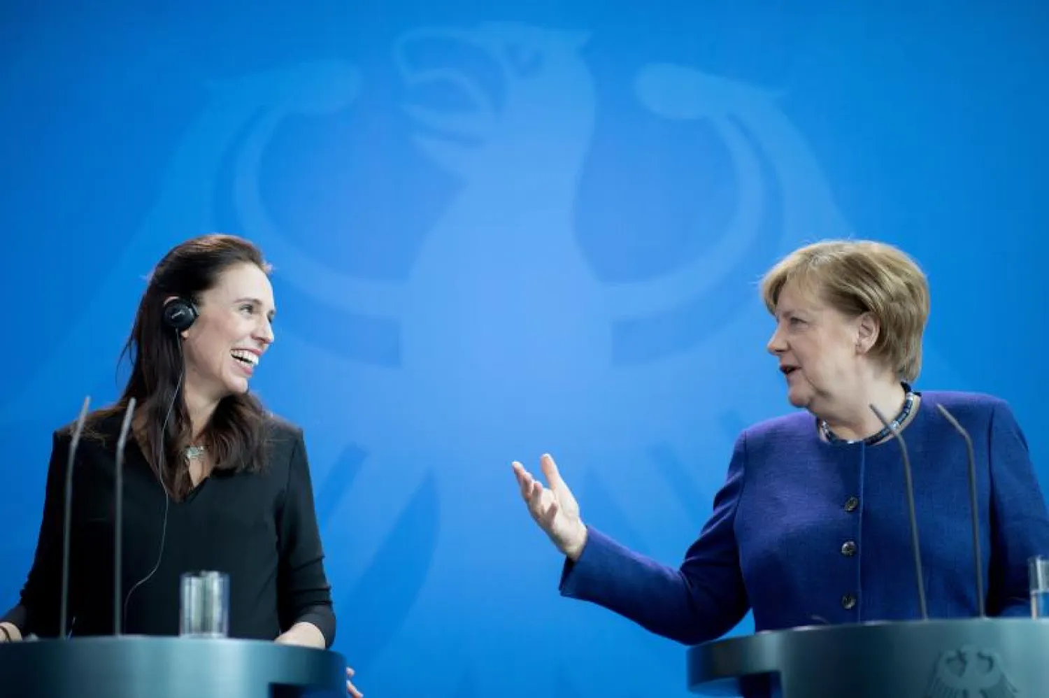 رئيسة الوزراء النيوزيلندية جاسيندا أرديرن (إلى اليسار) يلتقي المستشارة الألمانية أنجيلا ميركل (د.ب.أ)