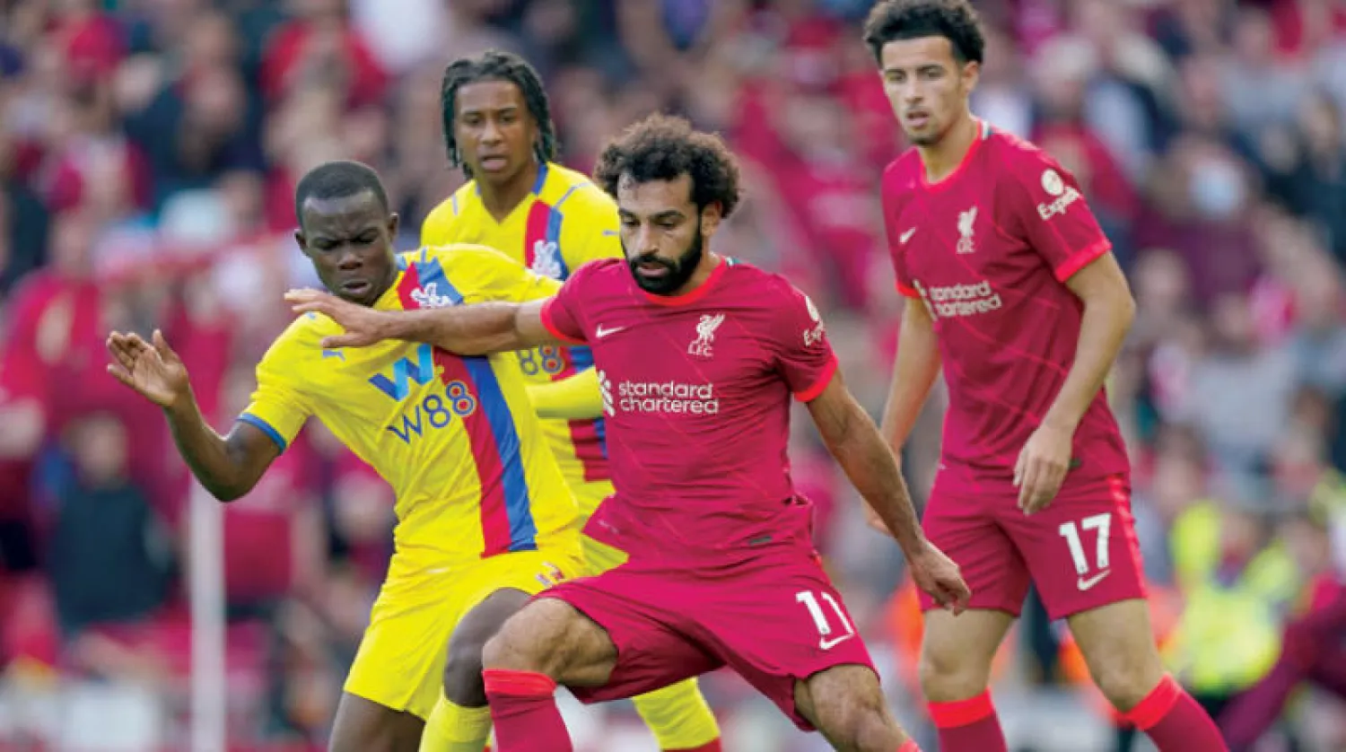 تيريك ميتشل في صراع على الكرة مع محمد صلاح (إ.ب.أ)