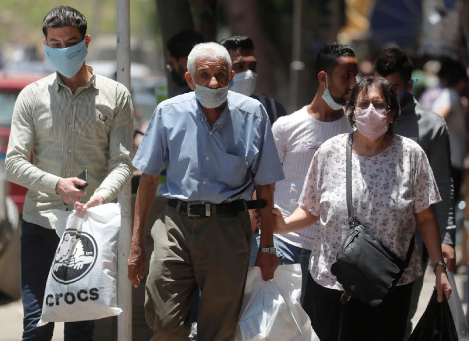 أشخاص يضعون الكمامات في القاهرة (أرشيفية)