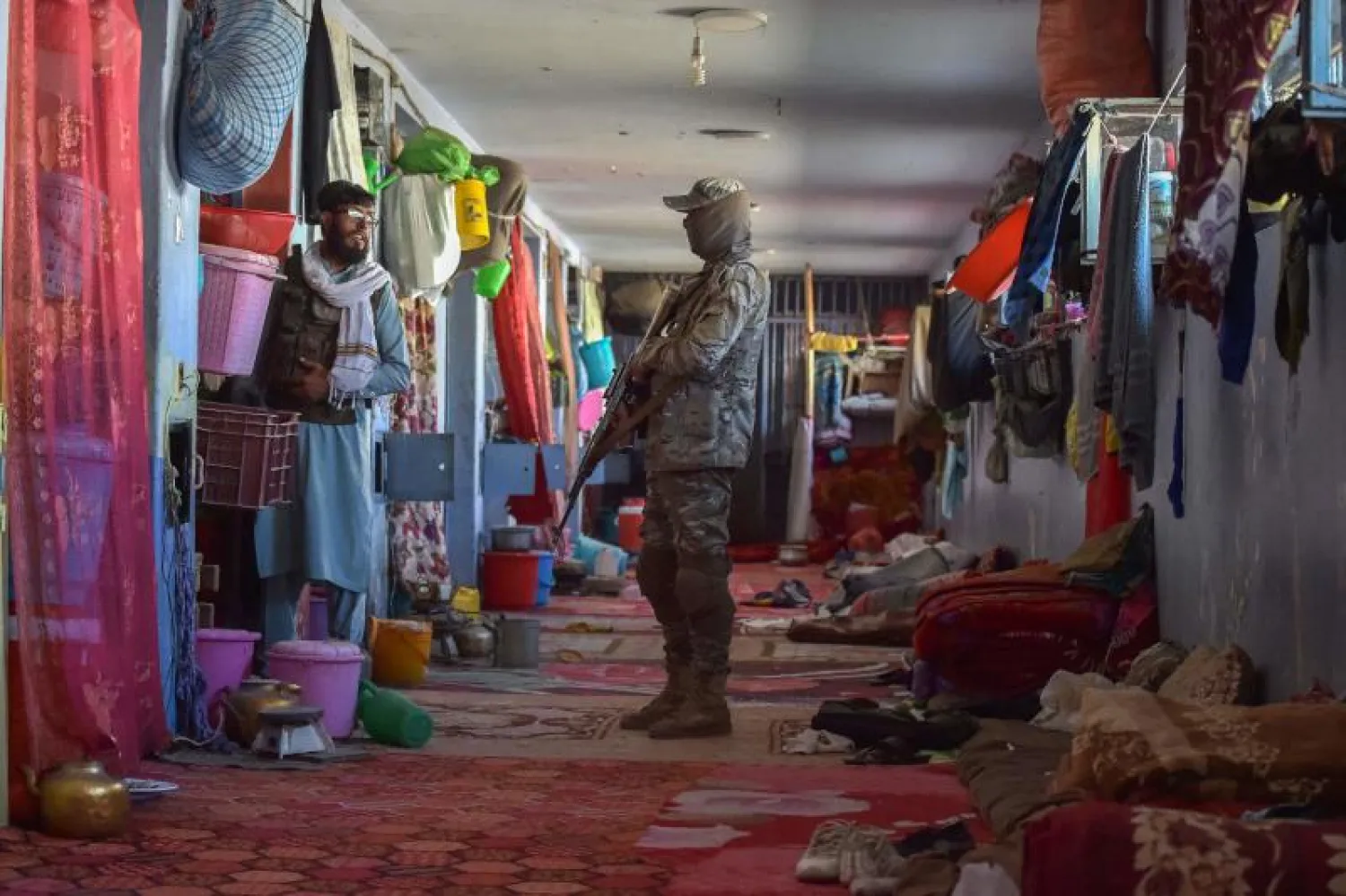 عضوان في حركة طالبان يتفقدان احد السجون بالقرب من كابل (أ.ف.ب)