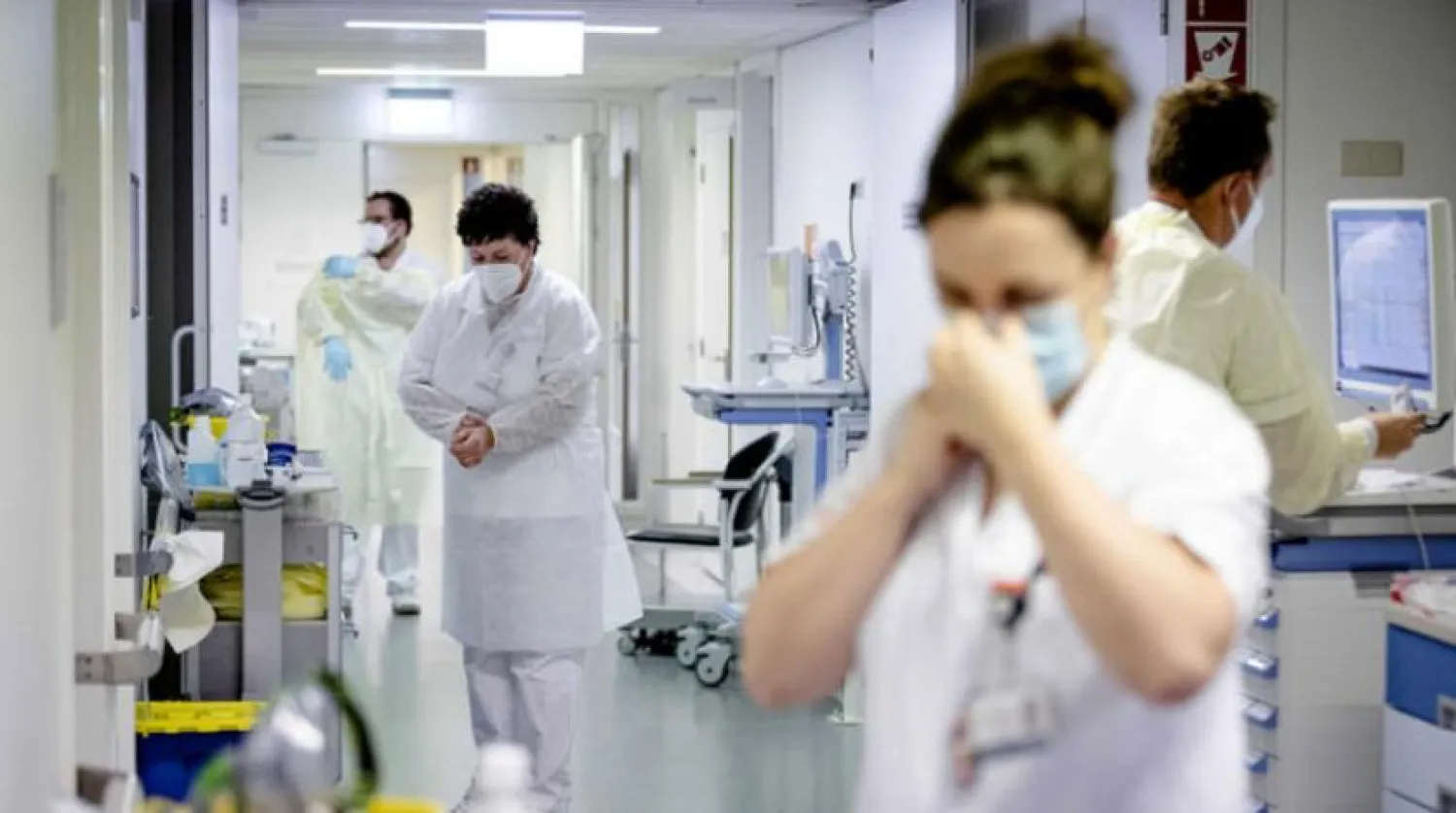 Perşembe günü Maastricht’ta Kovid-19 hastalarına ayrılan bir bölüme girmeden önce hazırlanan sağlık personelleri (EPA)