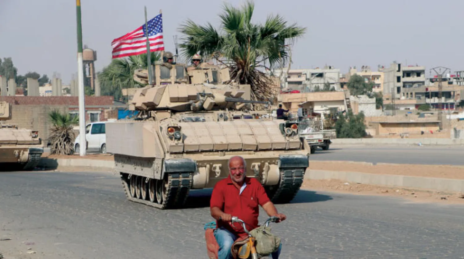 دبابة أميركية في طريقها إلى تل تمر بريف الحسكة شمال شرقي سوريا (الشرق الأوسط)