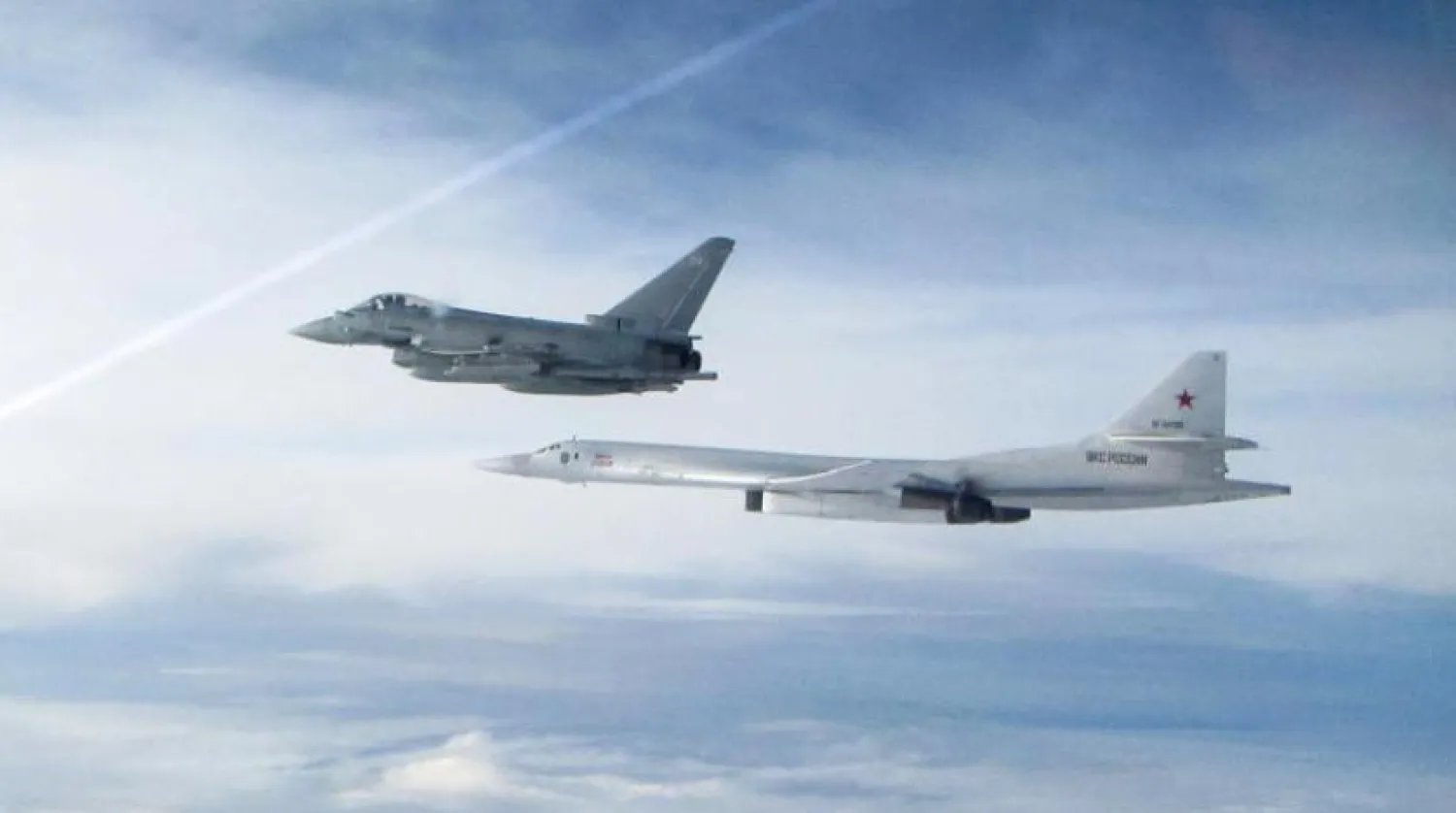 İngiliz savaş uçağı bir Rus Tupolev Tu-160 stratejik bombardıman uçağına eşlik ediyor (DPA)