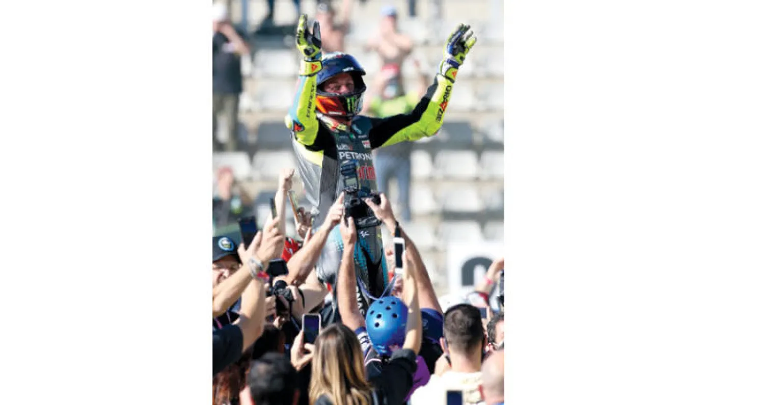 روسي يودع سباقات الدرجات النارية  محمولاً على الأعناق (أ.ب)